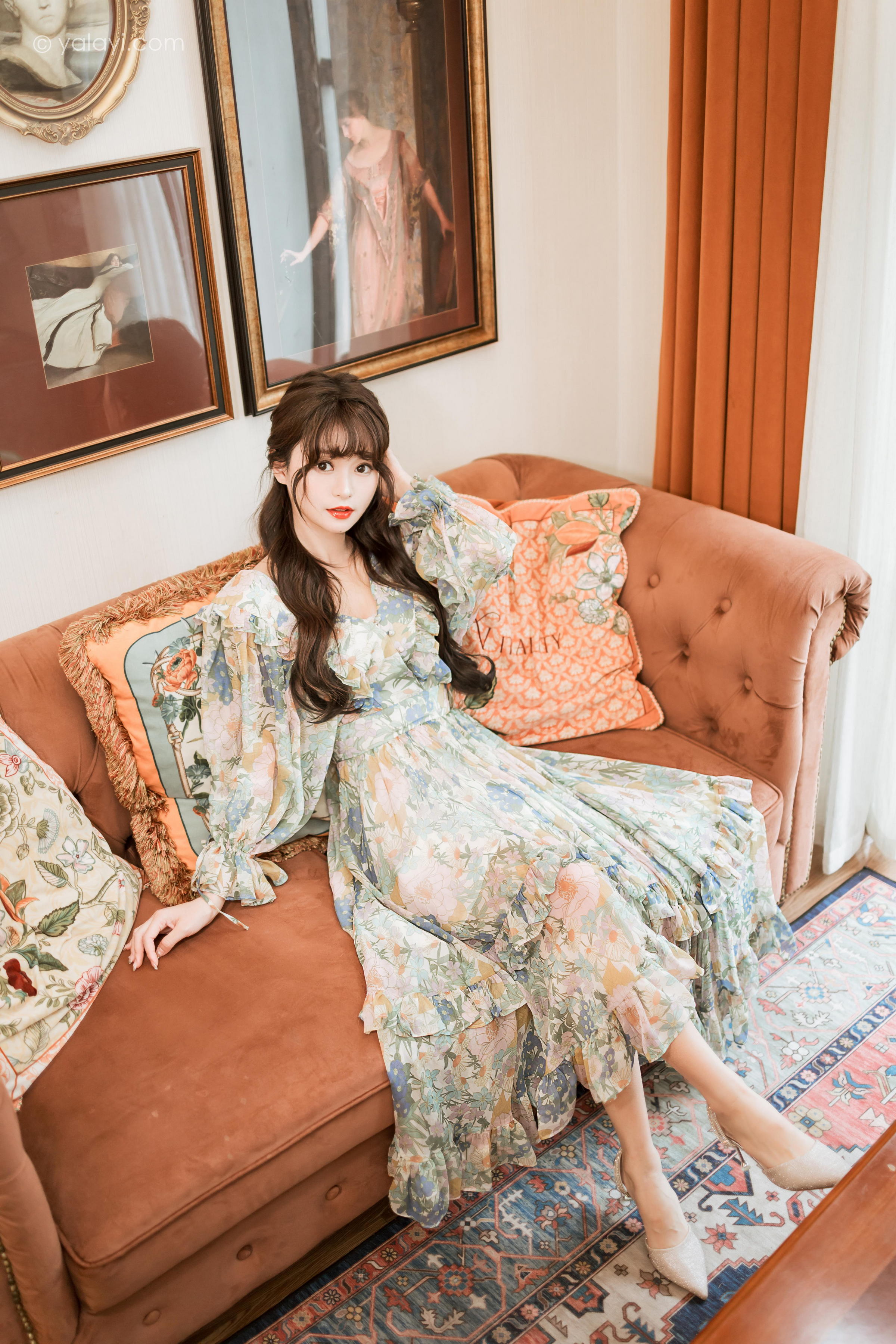 [YALAYI雅拉伊]2023.03.20 碎花裙少女 小亭 灰色碎花连衣裙居家清纯写真集第2张