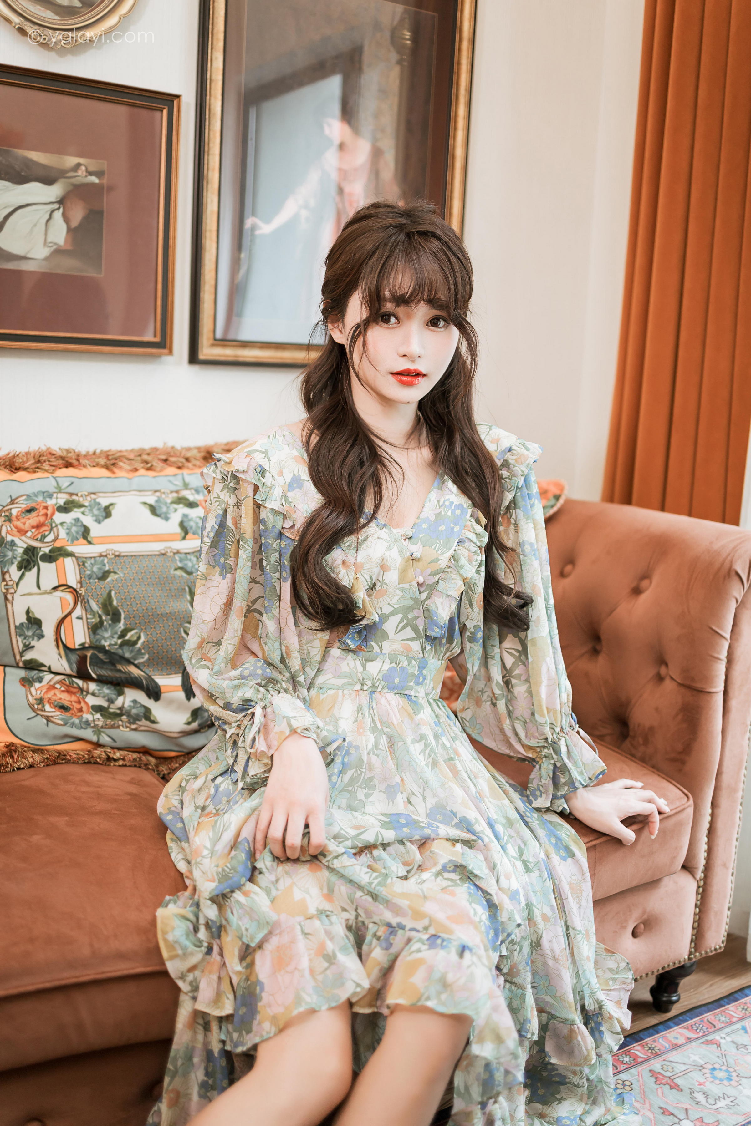 [YALAYI雅拉伊]2023.03.20 碎花裙少女 小亭 灰色碎花连衣裙居家清纯写真集第4张