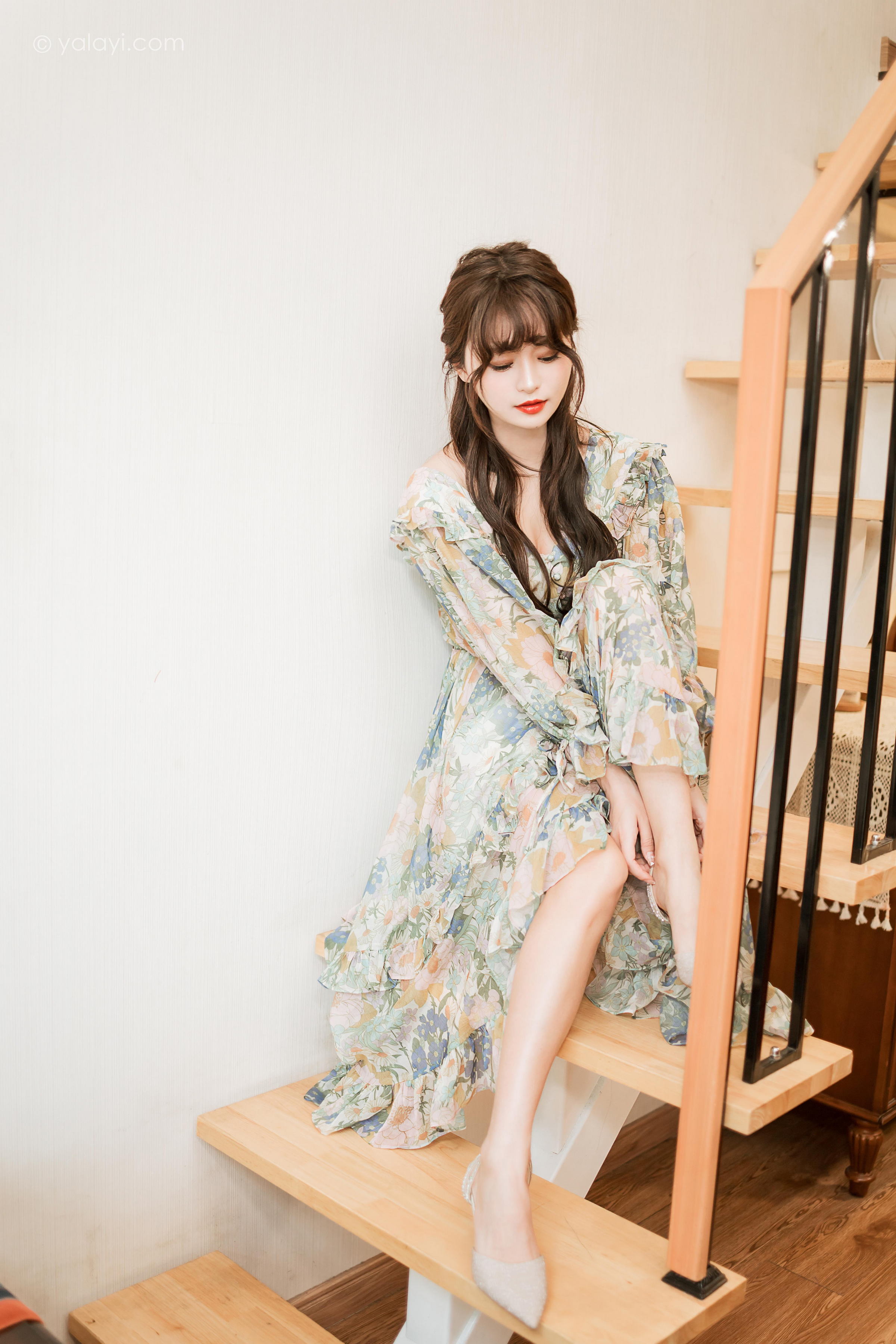 [YALAYI雅拉伊]2023.03.20 碎花裙少女 小亭 灰色碎花连衣裙居家清纯写真集第6张