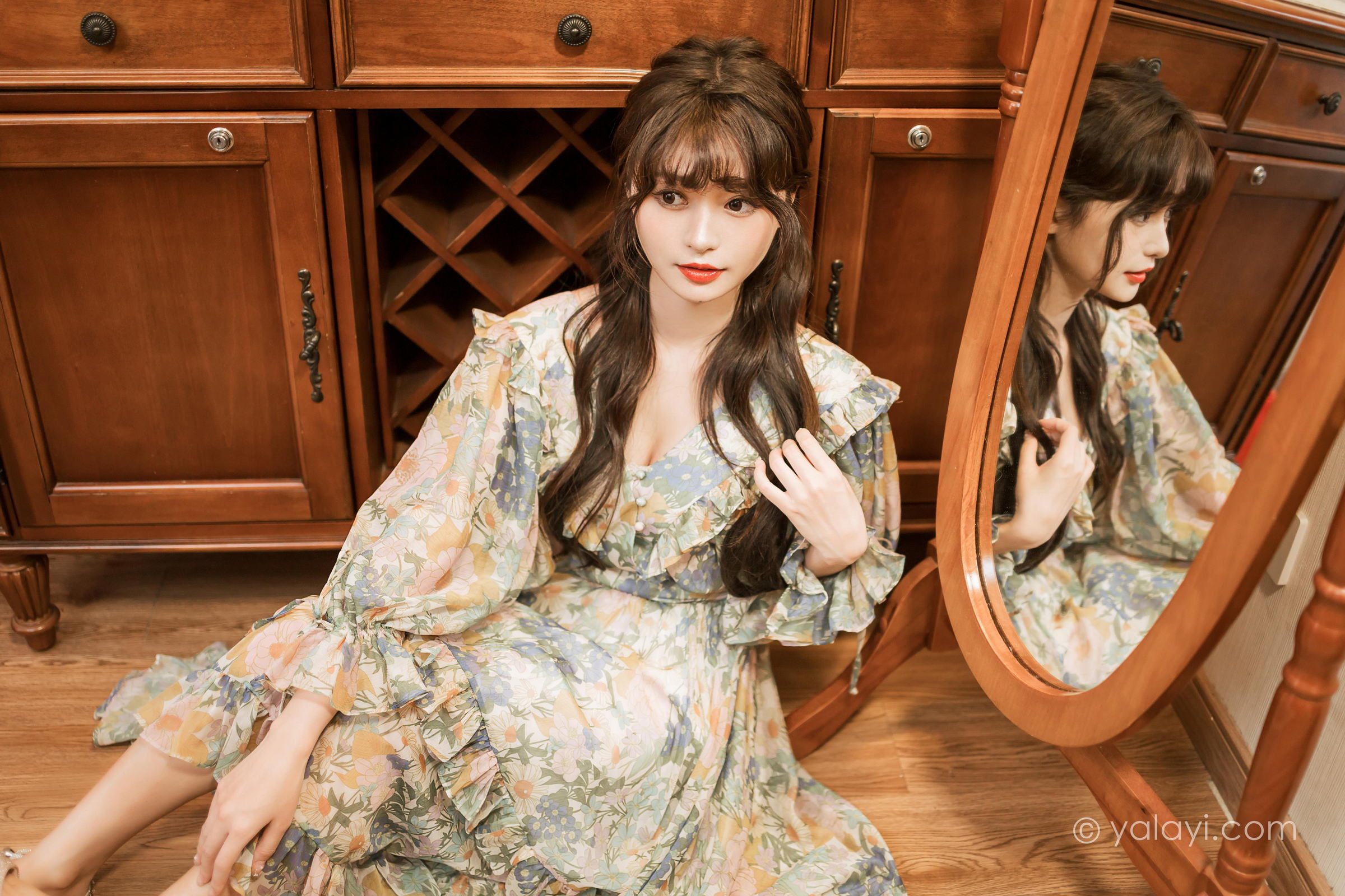 [YALAYI雅拉伊]2023.03.20 碎花裙少女 小亭 灰色碎花连衣裙居家清纯写真集第12张