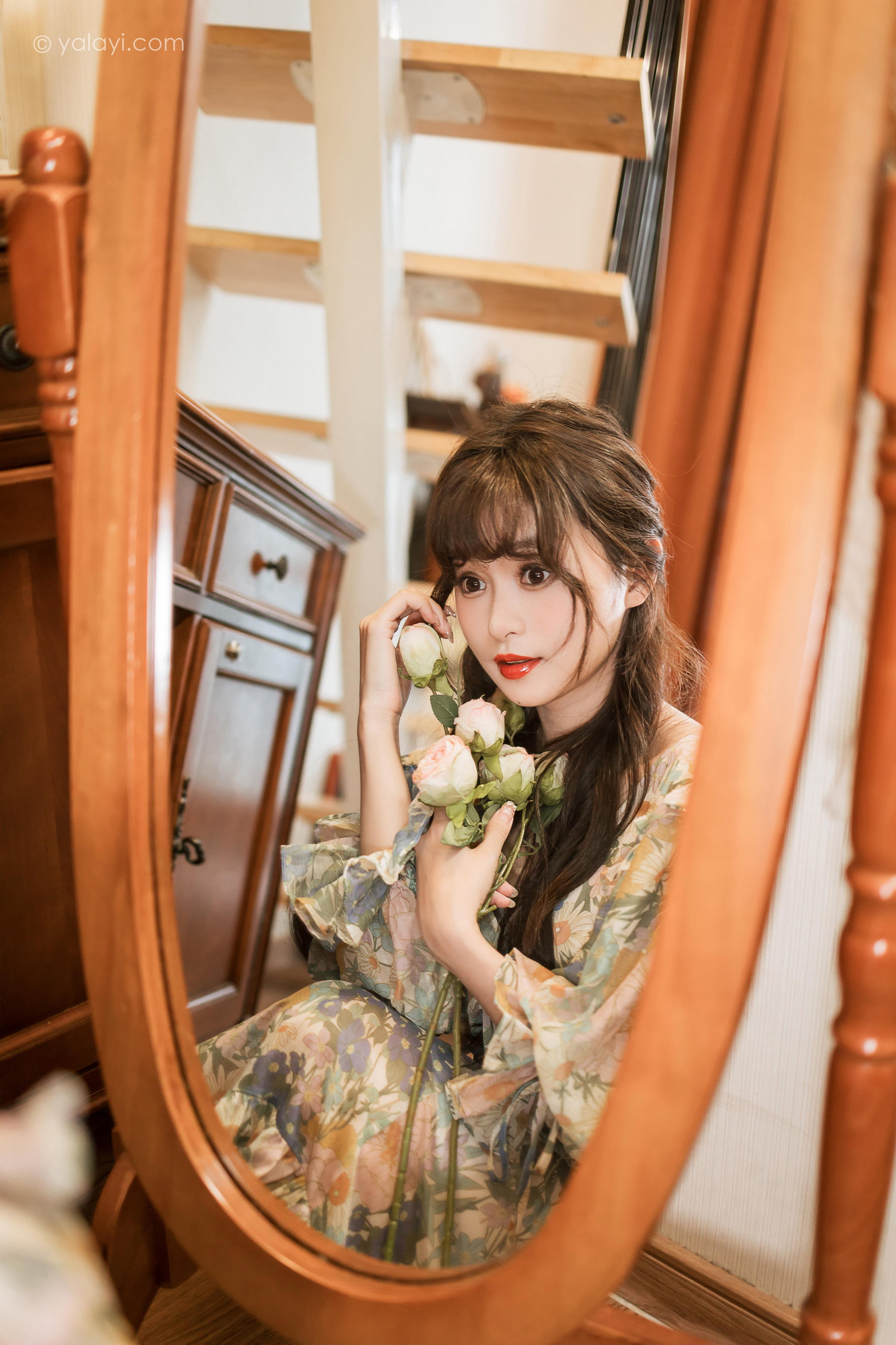 [YALAYI雅拉伊]2023.03.20 碎花裙少女 小亭 灰色碎花连衣裙居家清纯写真集第13张