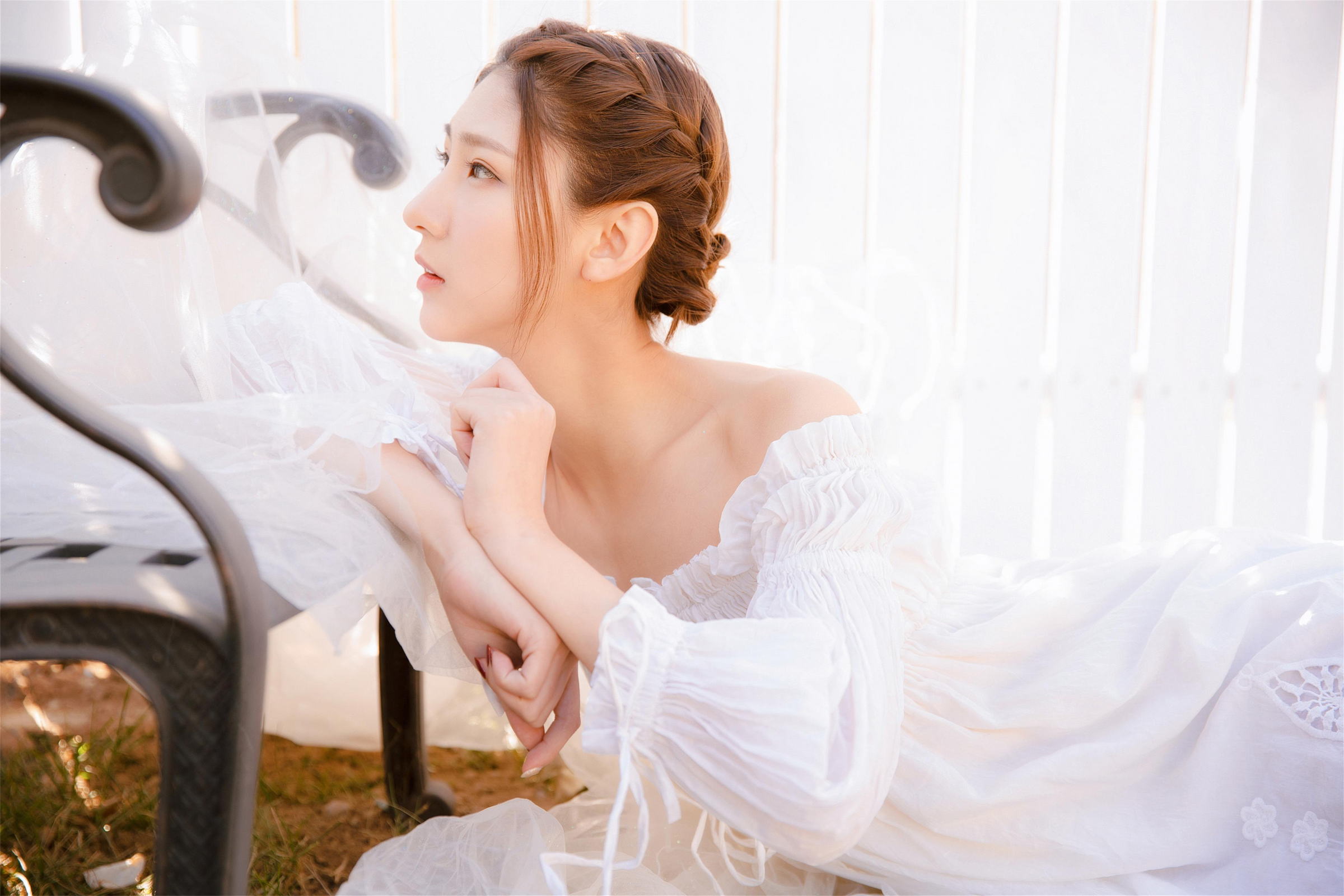 [YALAYI雅拉伊]2023.03.29 清新少女 白色抹胸连衣裙与透视制服裙性感私房写真集第2张