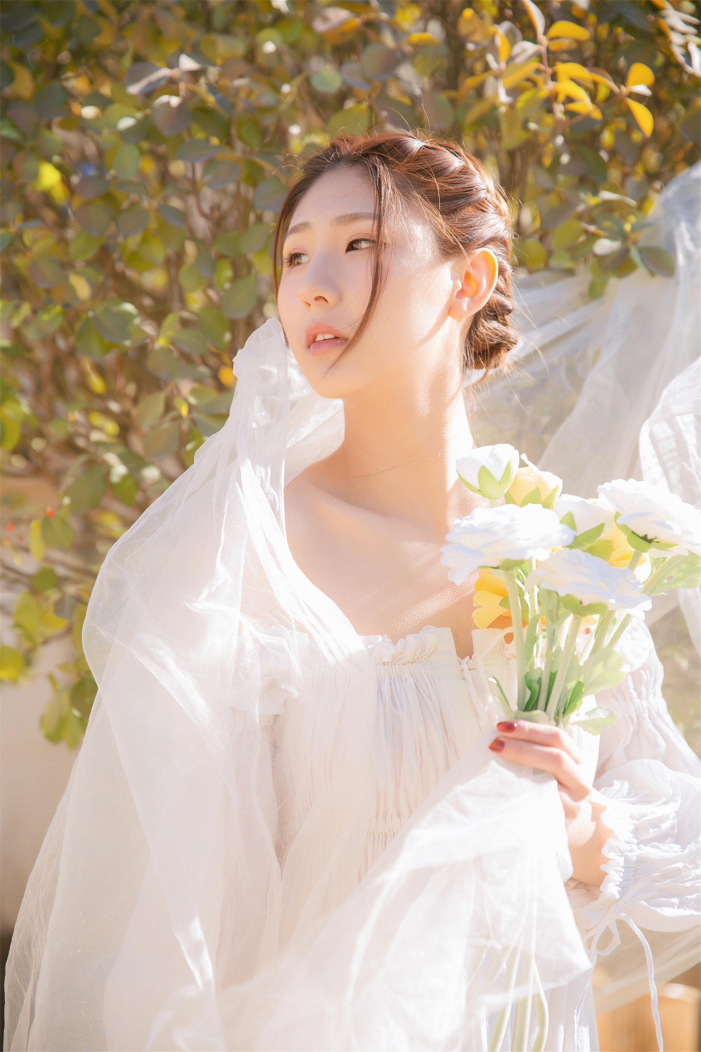 [YALAYI雅拉伊]2023.03.29 清新少女 白色抹胸连衣裙与透视制服裙性感私房写真集第5张