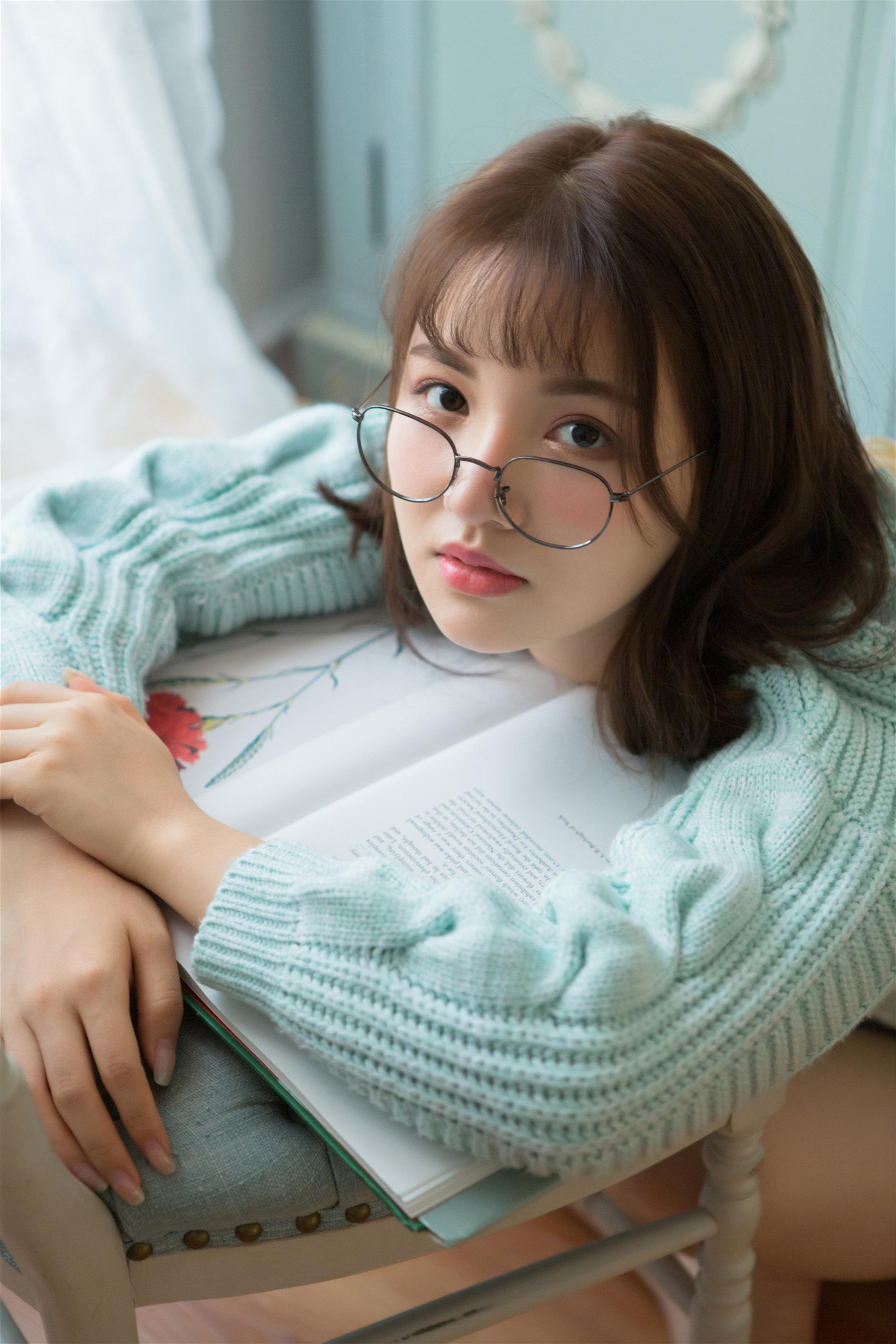 [YALAYI雅拉伊]2023.04.05 时光如沙 清纯少女镂空毛衣加白色短裤居家私房写真集第7张