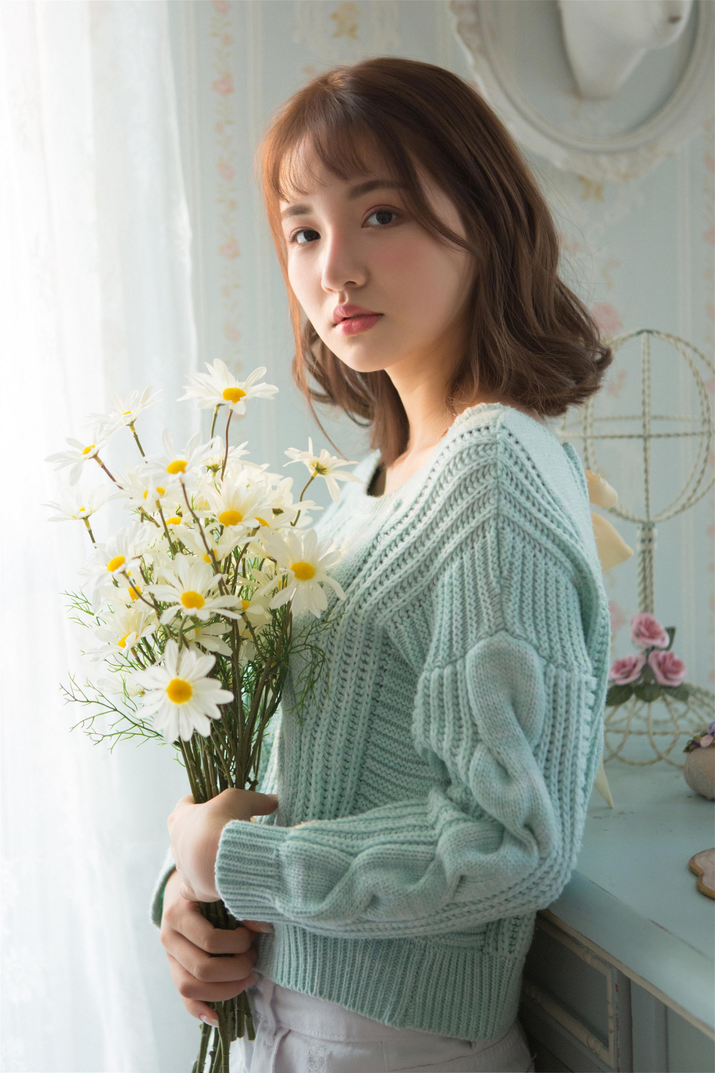 [YALAYI雅拉伊]2023.04.05 时光如沙 清纯少女镂空毛衣加白色短裤居家私房写真集第9张