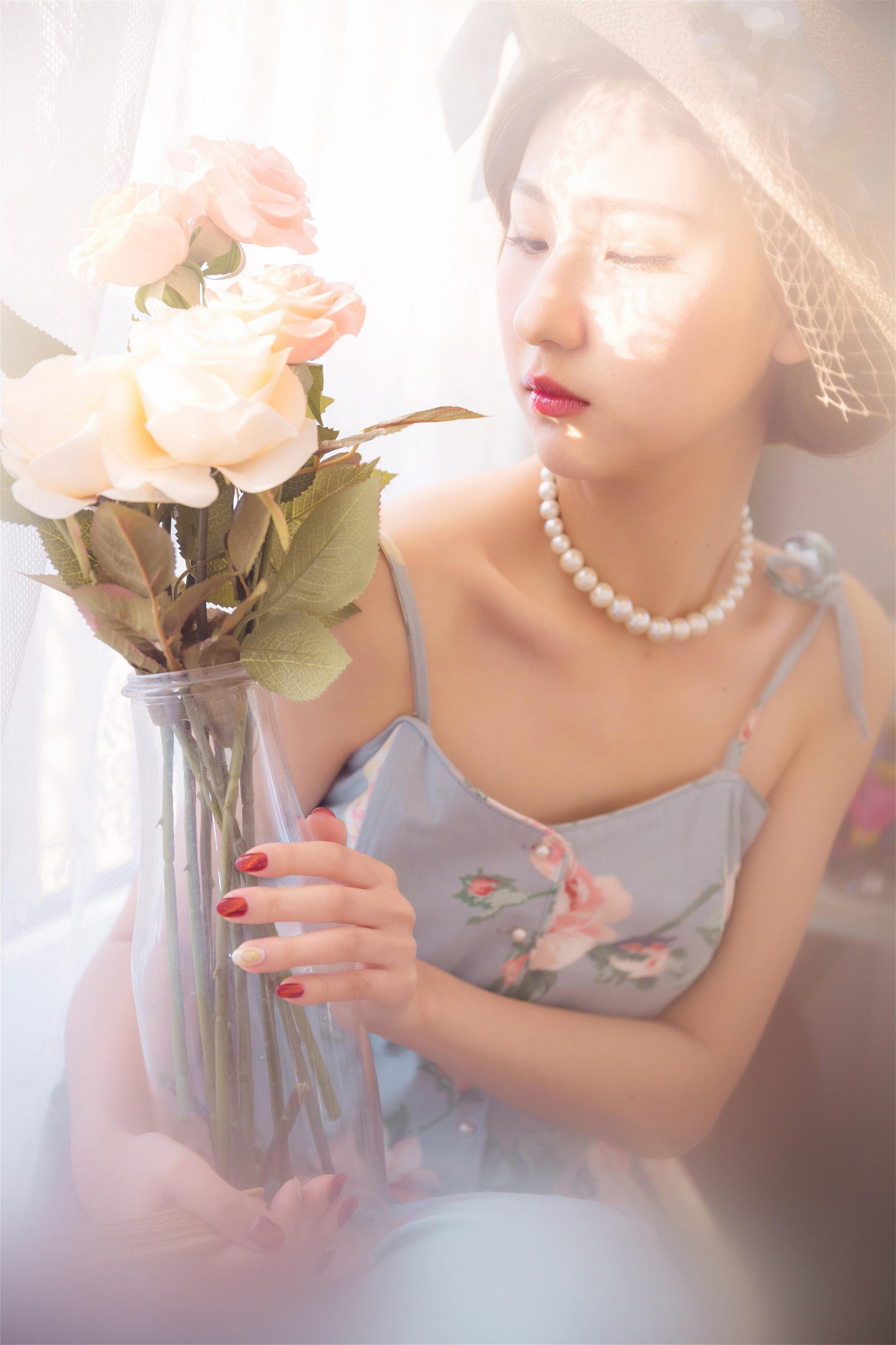 [YALAYI雅拉伊]2023.04.07 花样青春 现代名媛灰色吊带连衣裙清纯写真集第8张