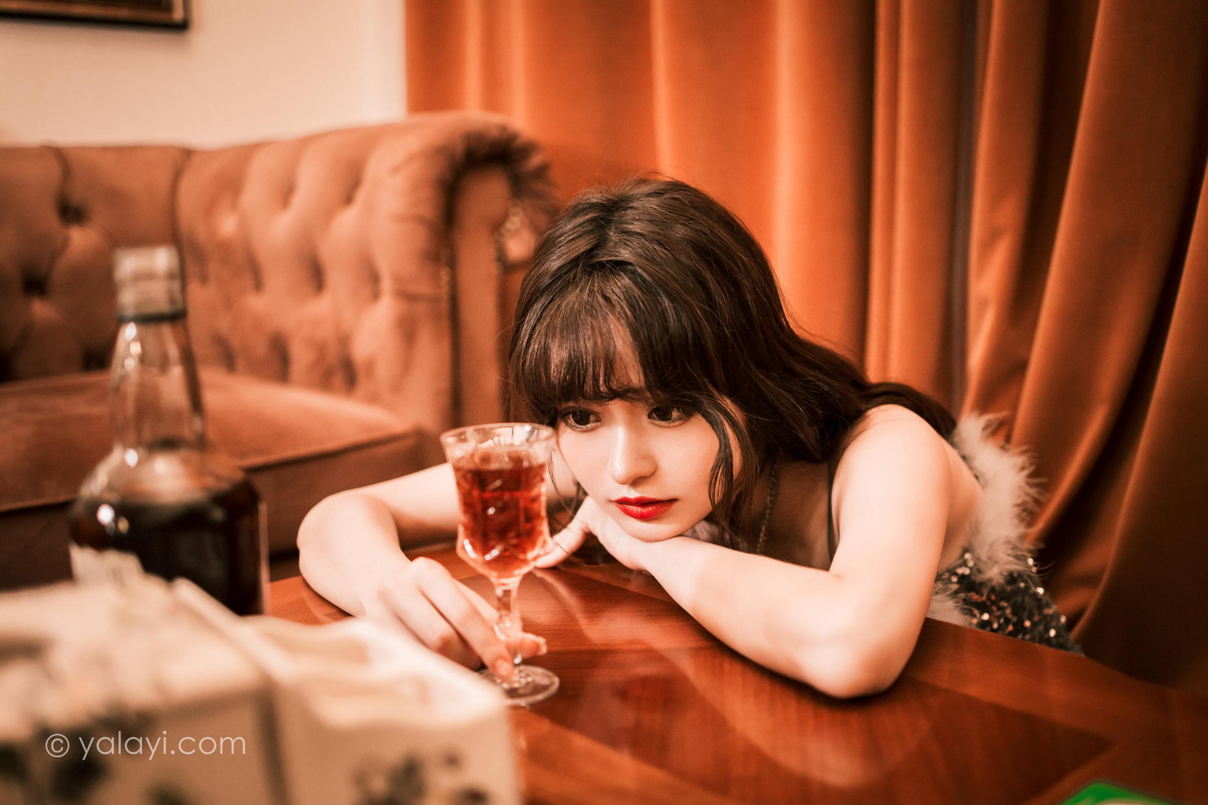 [YALAYI雅拉伊]2023.04.07 优雅的小黑裙 小亭 灰色抹胸礼服裙加黑丝美腿性感私房写真集第9张