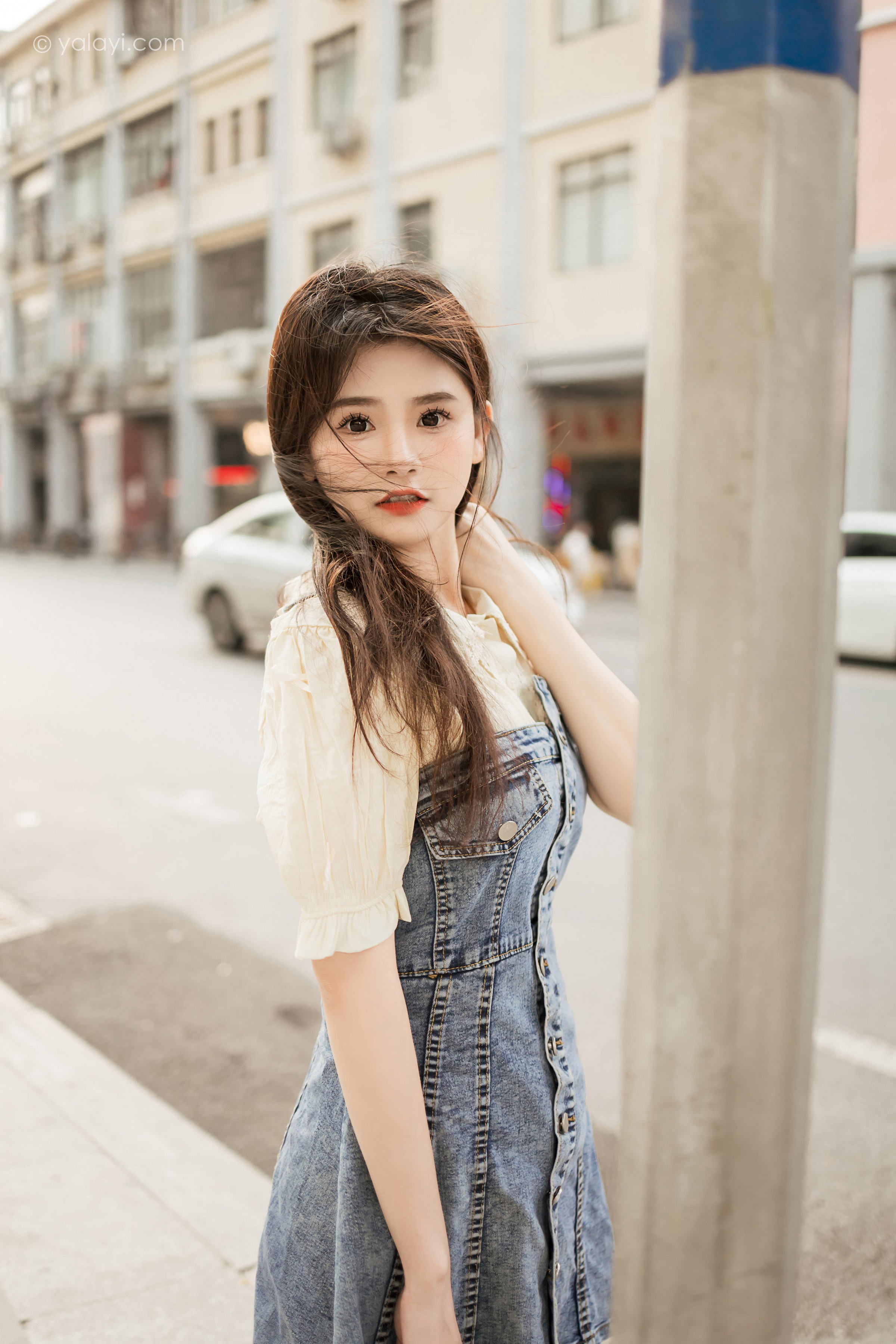 [YALAYI雅拉伊]2023.04.22 女神来我家 若婷 白色衬衫加灰色吊带牛仔裤清纯写真集第4张