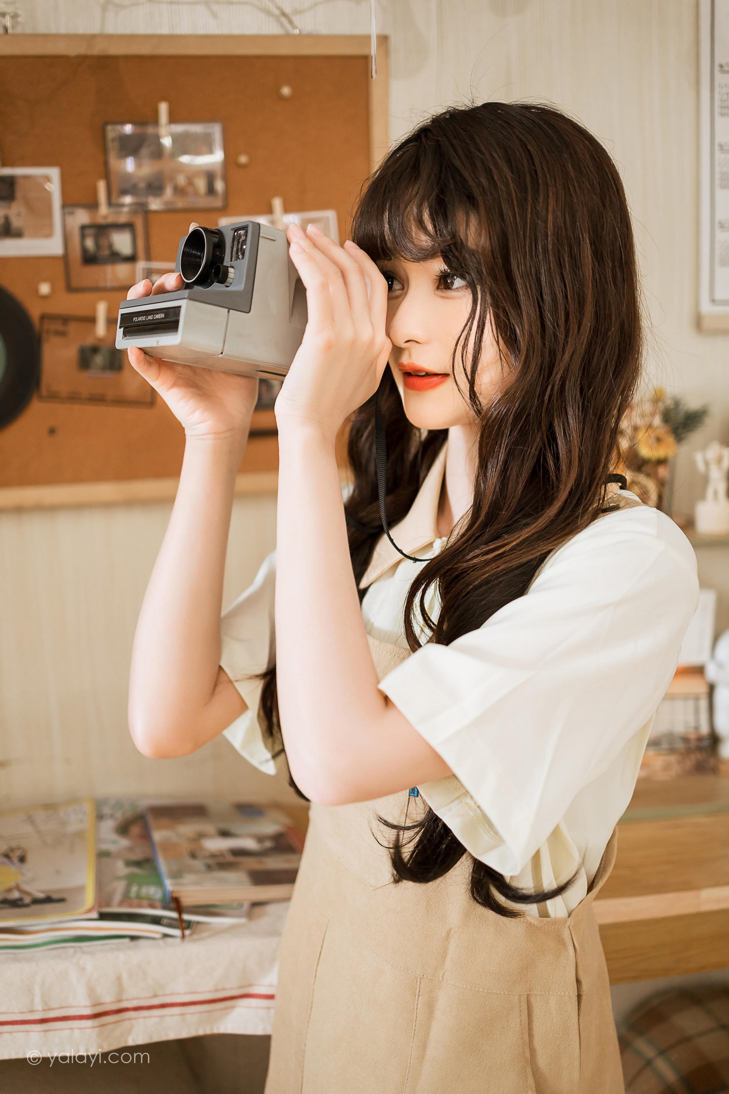 [YALAYI雅拉伊]2023.05.02 惬意的悠闲时光 小亭 白色衬衫与米色连衣裙居家清纯写真集第3张