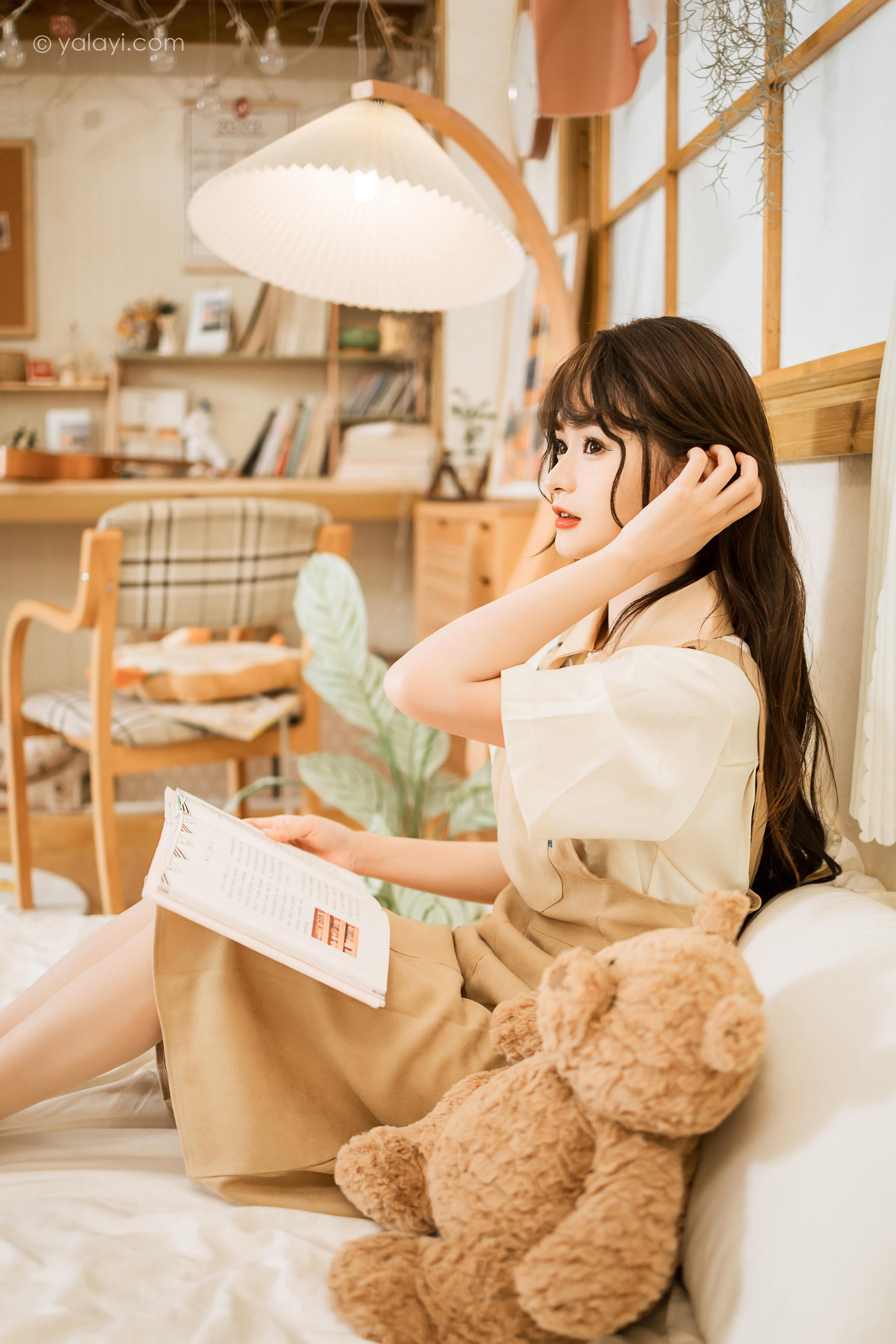 [YALAYI雅拉伊]2023.05.02 惬意的悠闲时光 小亭 白色衬衫与米色连衣裙居家清纯写真集第12张