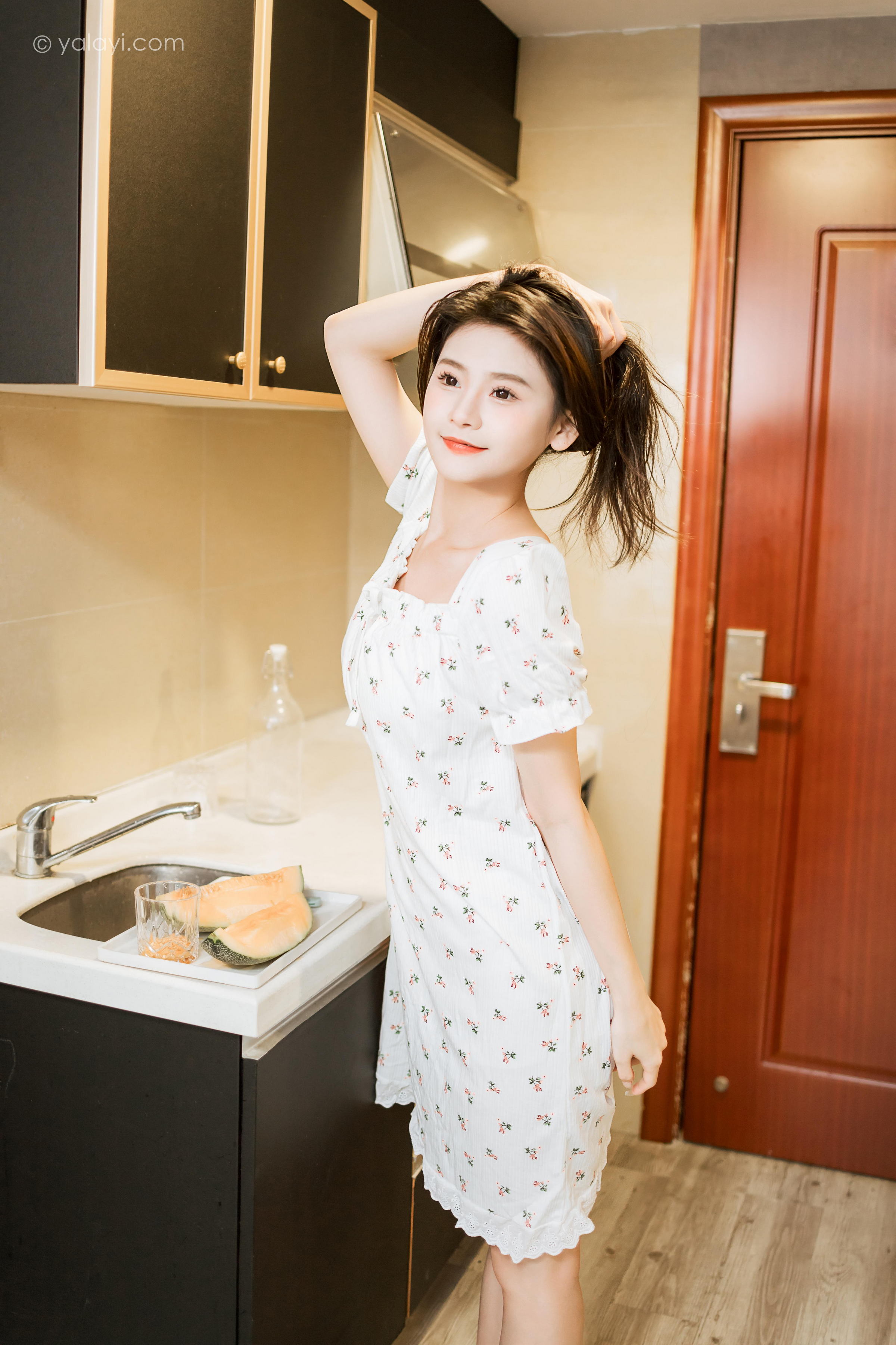 [YALAYI雅拉伊]2023.05.05 请你吃瓜 若婷 白色连衣裙加白色围裙性感私房写真集第7张