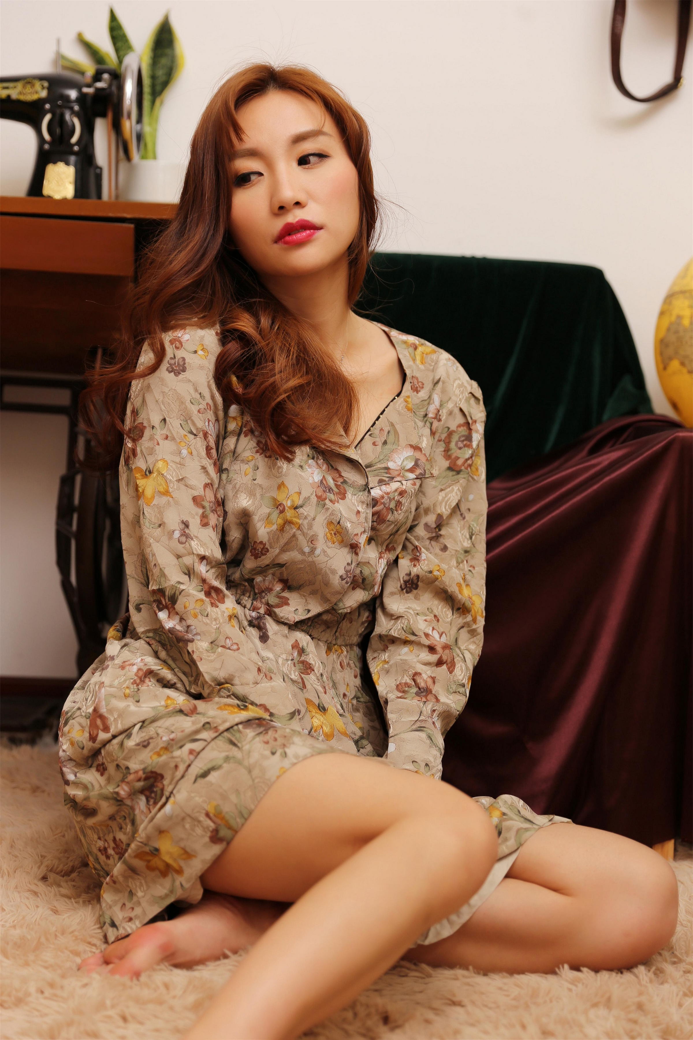 [YALAYI雅拉伊]2023.05.09 道晚安 性感熟女 米色吊带连衣裙加黑色内衣私房写真集第4张