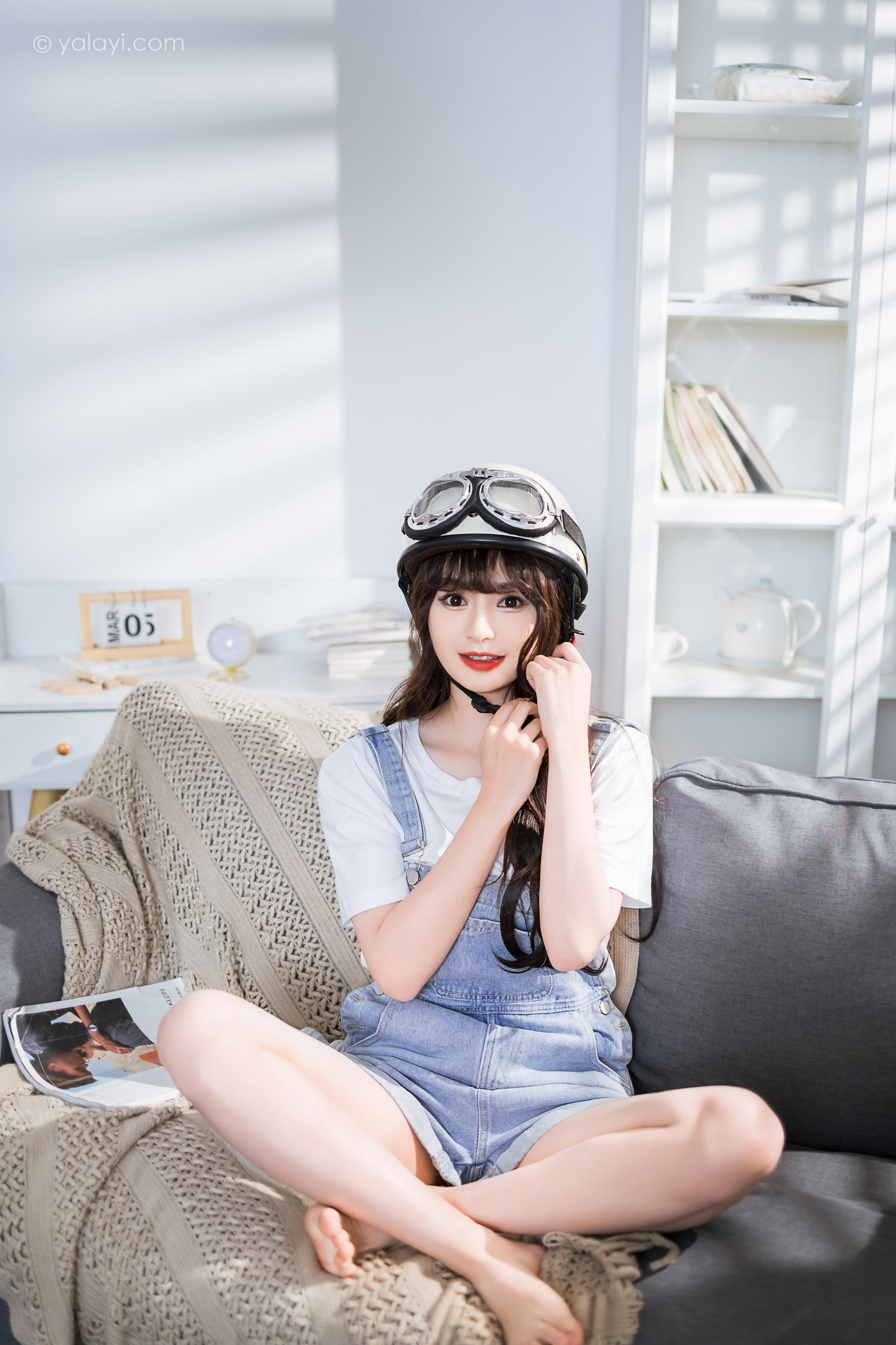 [YALAYI雅拉伊]2023.05.12 穿吊带牛仔裤的少女 小亭 白色短袖加牛仔短裤性感私房写真集第8张