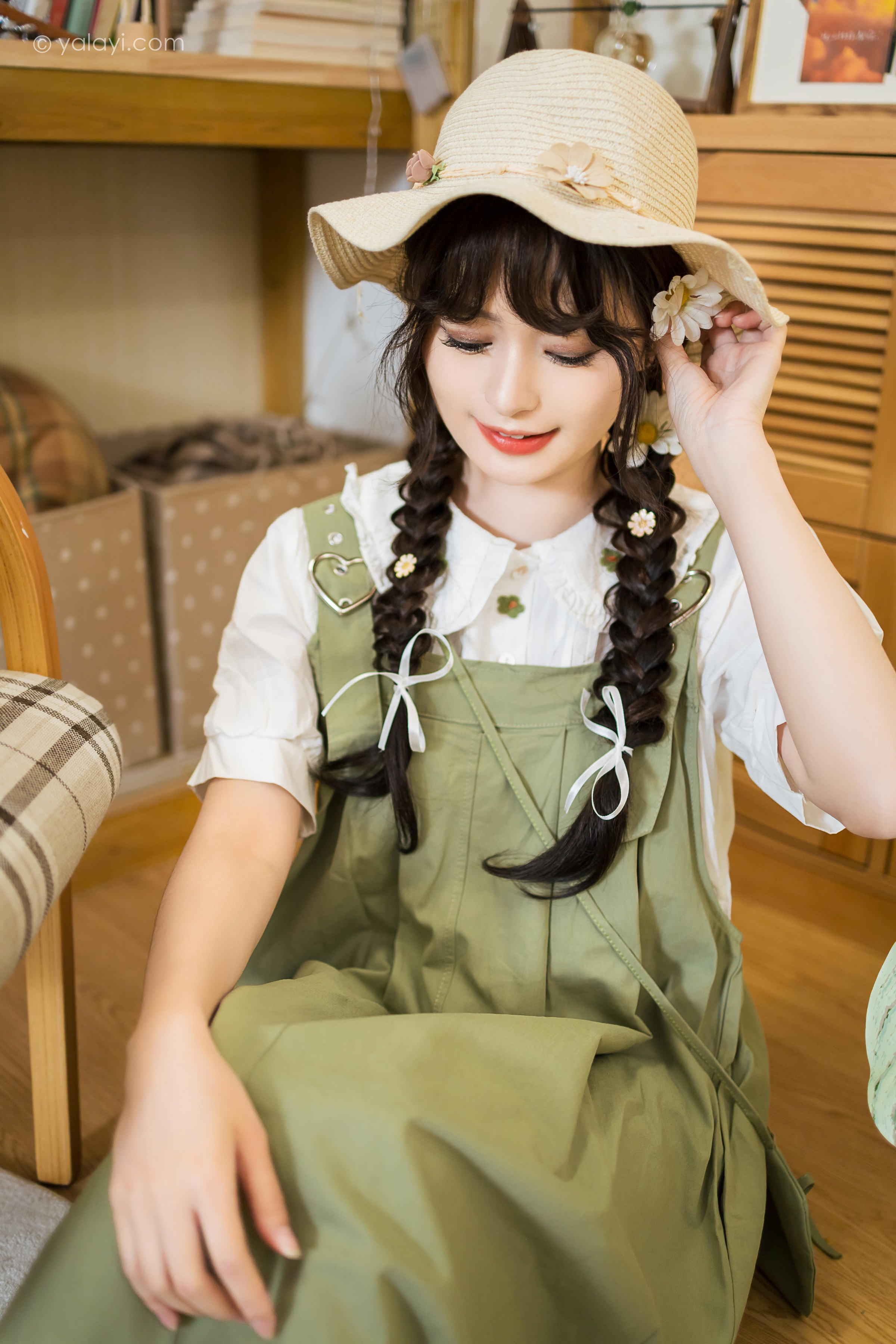 [YALAYI雅拉伊]2023.05.15 世间的温柔 小亭 白色小衬衫加背带加衣裙复古清纯写真集第10张
