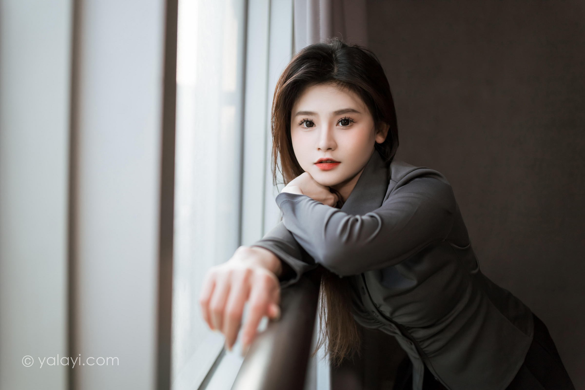 [YALAYI雅拉伊]2023.05.17 好看的人都像你 若婷 灰色衬衫加黑色短裙性感私房写真集第11张