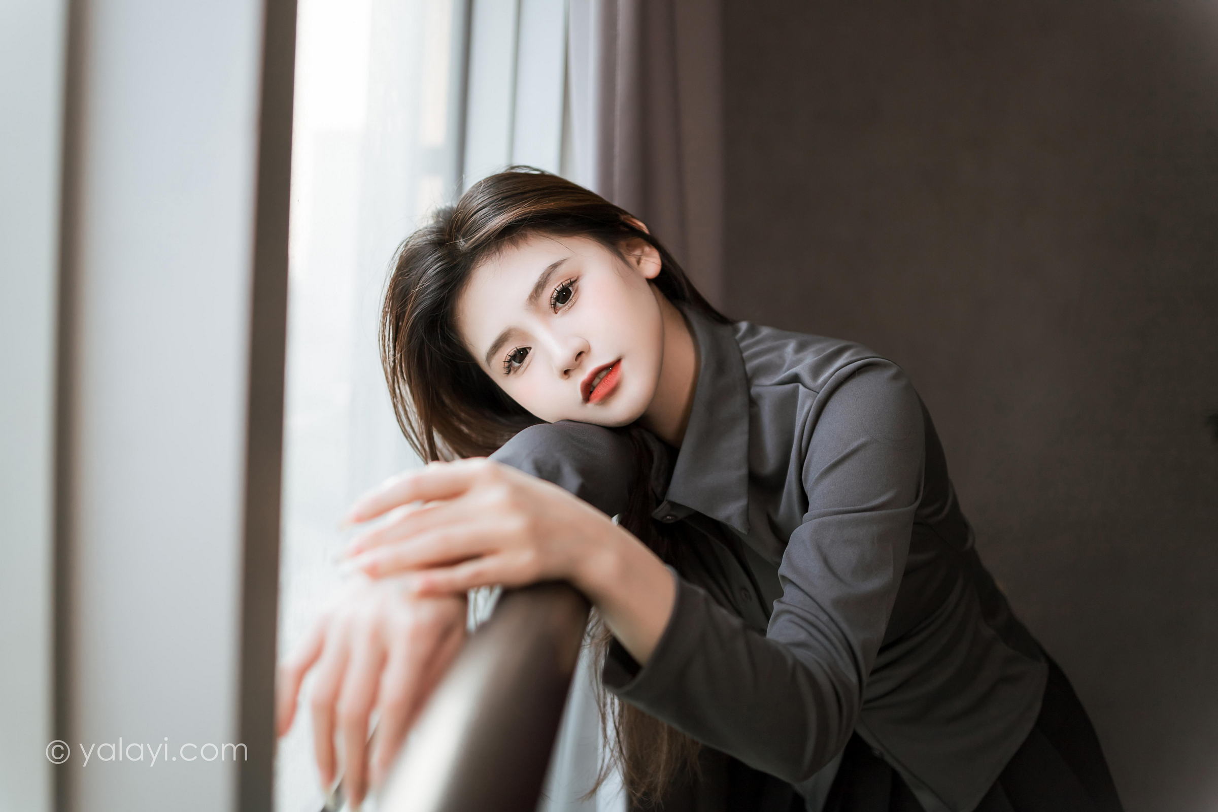 [YALAYI雅拉伊]2023.05.17 好看的人都像你 若婷 灰色衬衫加黑色短裙性感私房写真集第11张