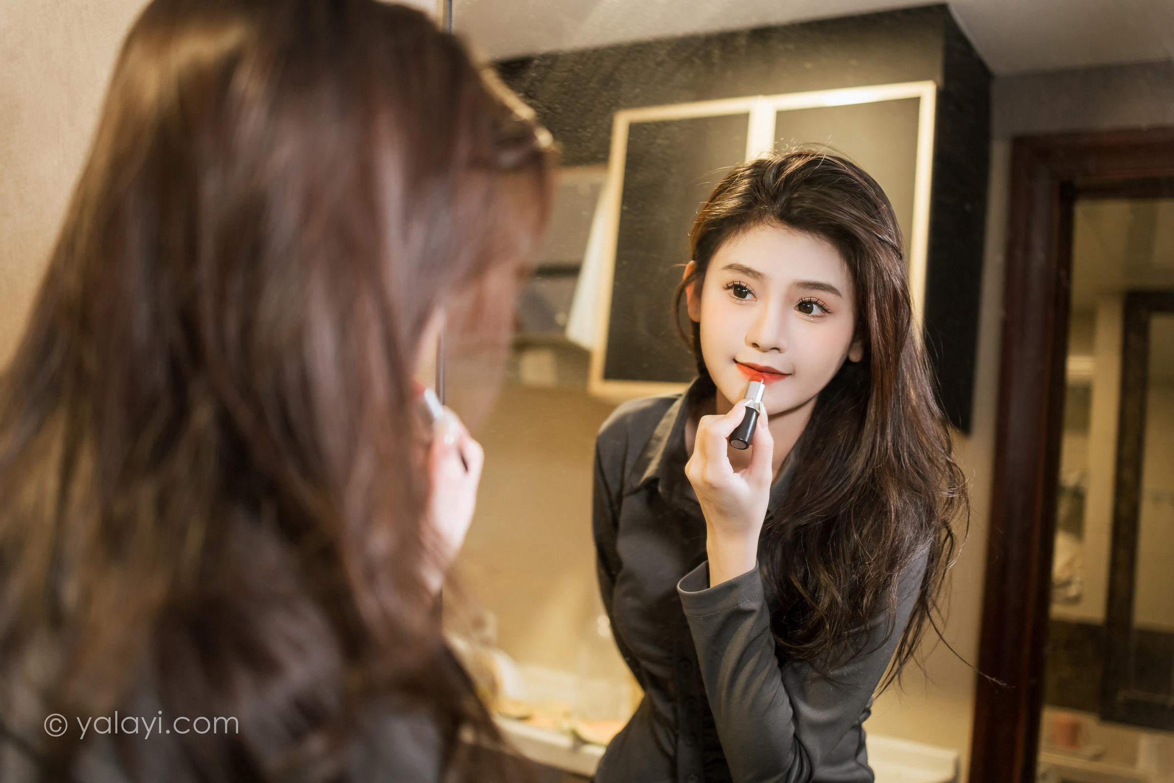 [YALAYI雅拉伊]2023.05.17 好看的人都像你 若婷 灰色衬衫加黑色短裙性感私房写真集第12张