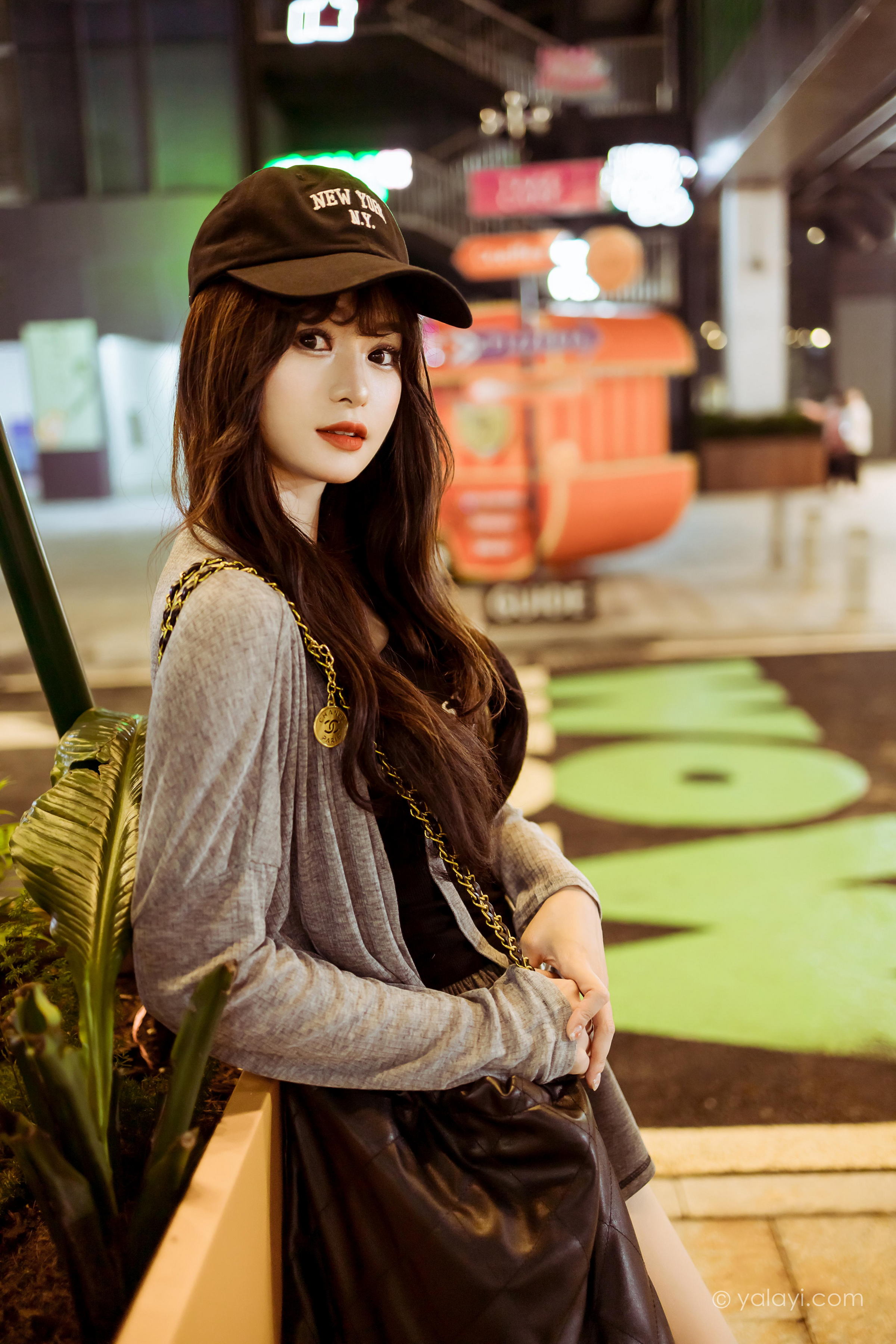 [YALAYI雅拉伊]2023.05.29 与你逛逛街 小亭 黑色背心加橙色短裤清纯写真集第4张