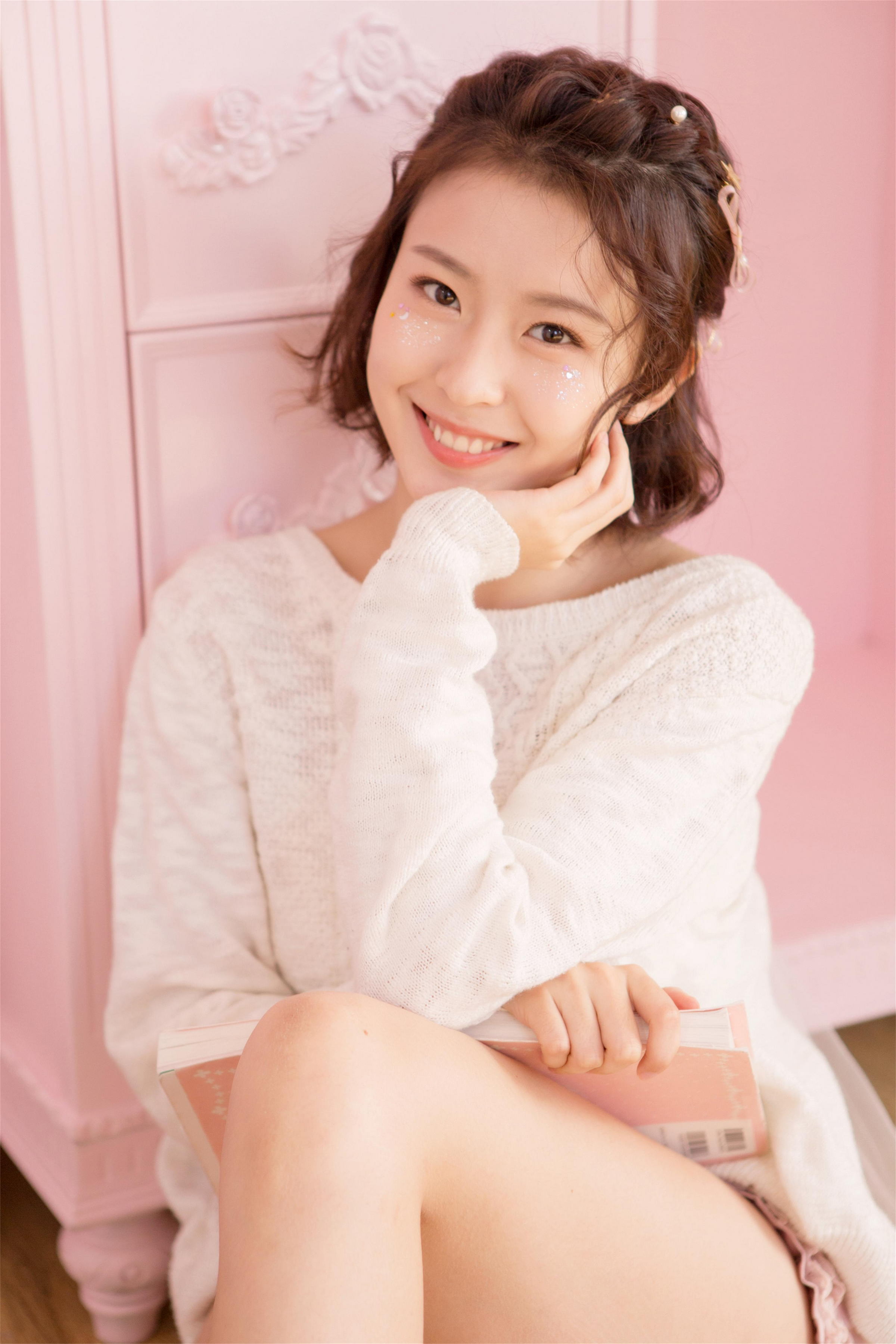 [YALAYI雅拉伊]2023.06.01 清丽佳人 白色镂空毛衣加粉色短裤与红色吊带连衣裙性感私房写真集第1张