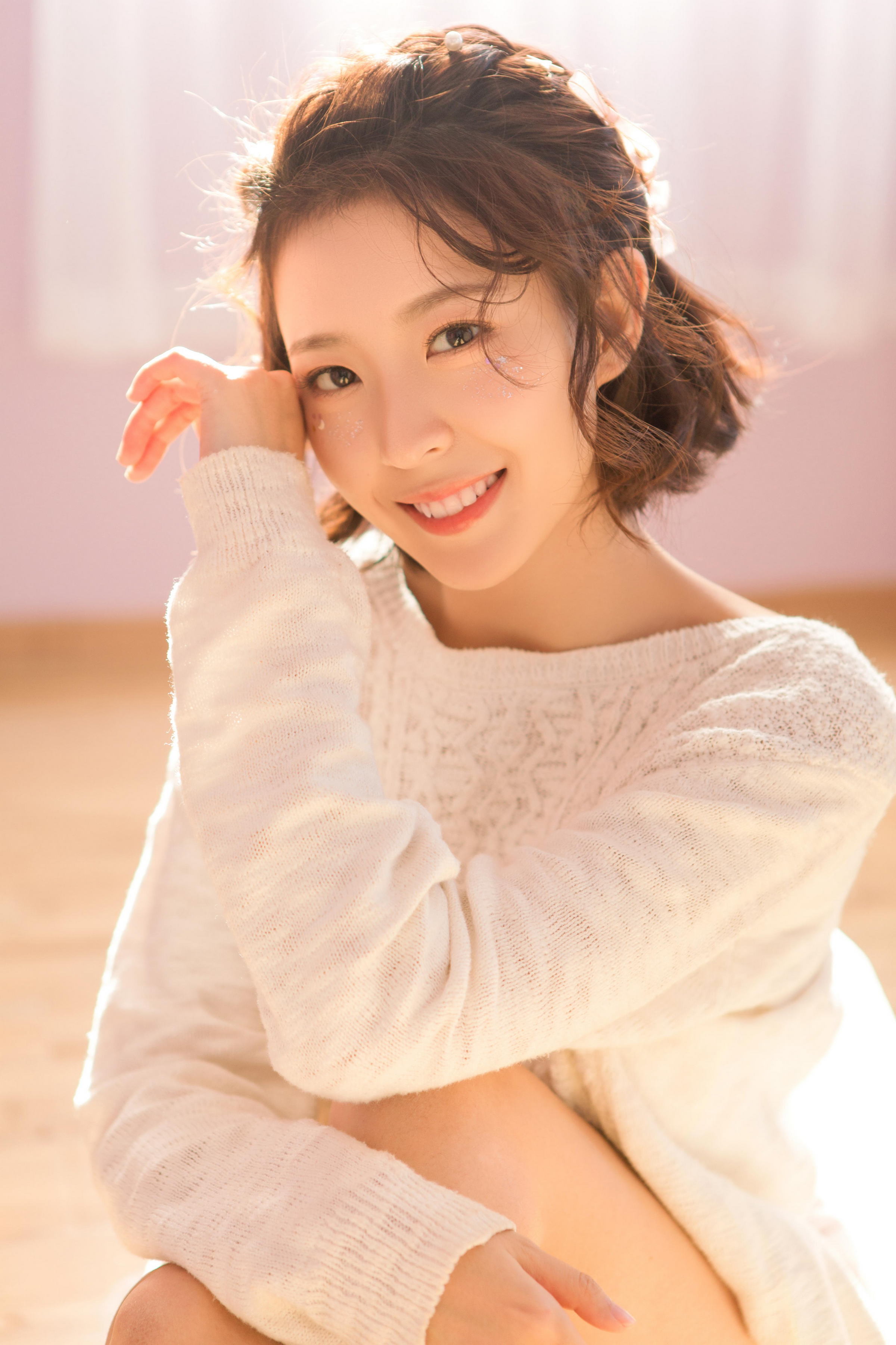 [YALAYI雅拉伊]2023.06.01 清丽佳人 白色镂空毛衣加粉色短裤与红色吊带连衣裙性感私房写真集第5张