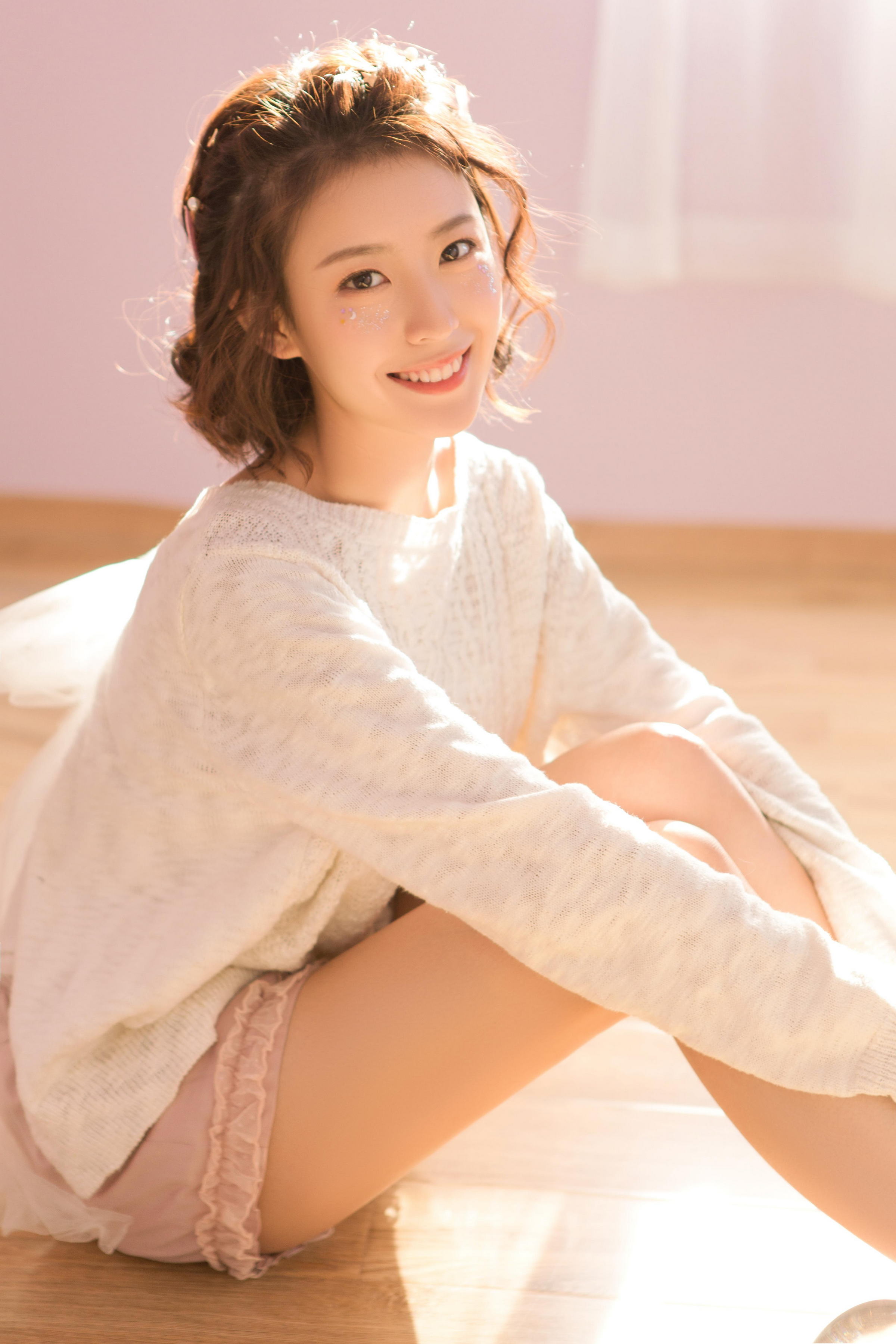 [YALAYI雅拉伊]2023.06.01 清丽佳人 白色镂空毛衣加粉色短裤与红色吊带连衣裙性感私房写真集第11张