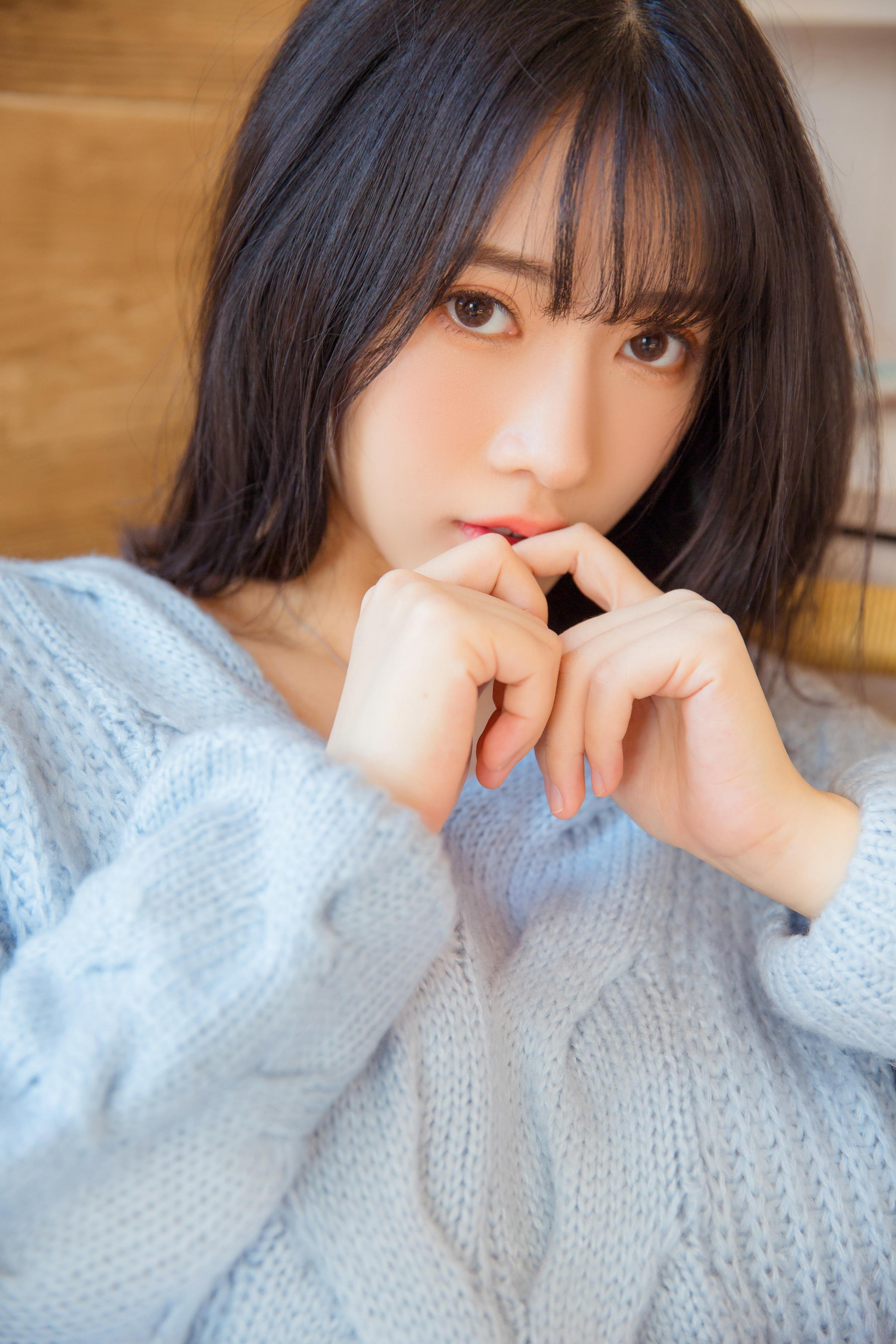 [YALAYI雅拉伊]2023.06.09 单纯美好 清纯居家少女 灰色毛衣加白色短裤与透视裸背连衣裙私房写真集第4张