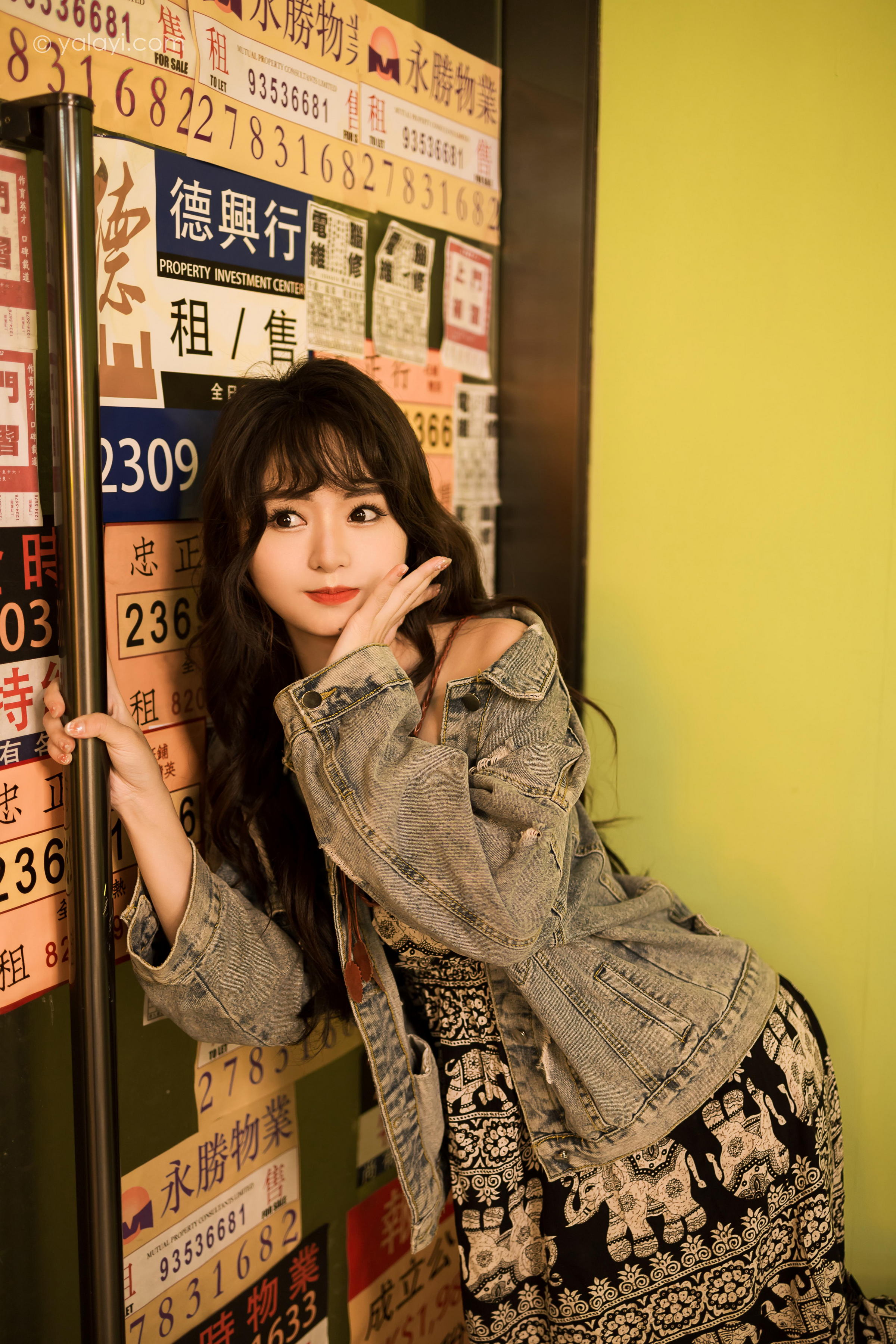 [YALAYI雅拉伊]2023.06.09 小巷听风 小亭 灰色牛仔外套加黑色蕾丝连衣裙清纯街拍写真集第3张