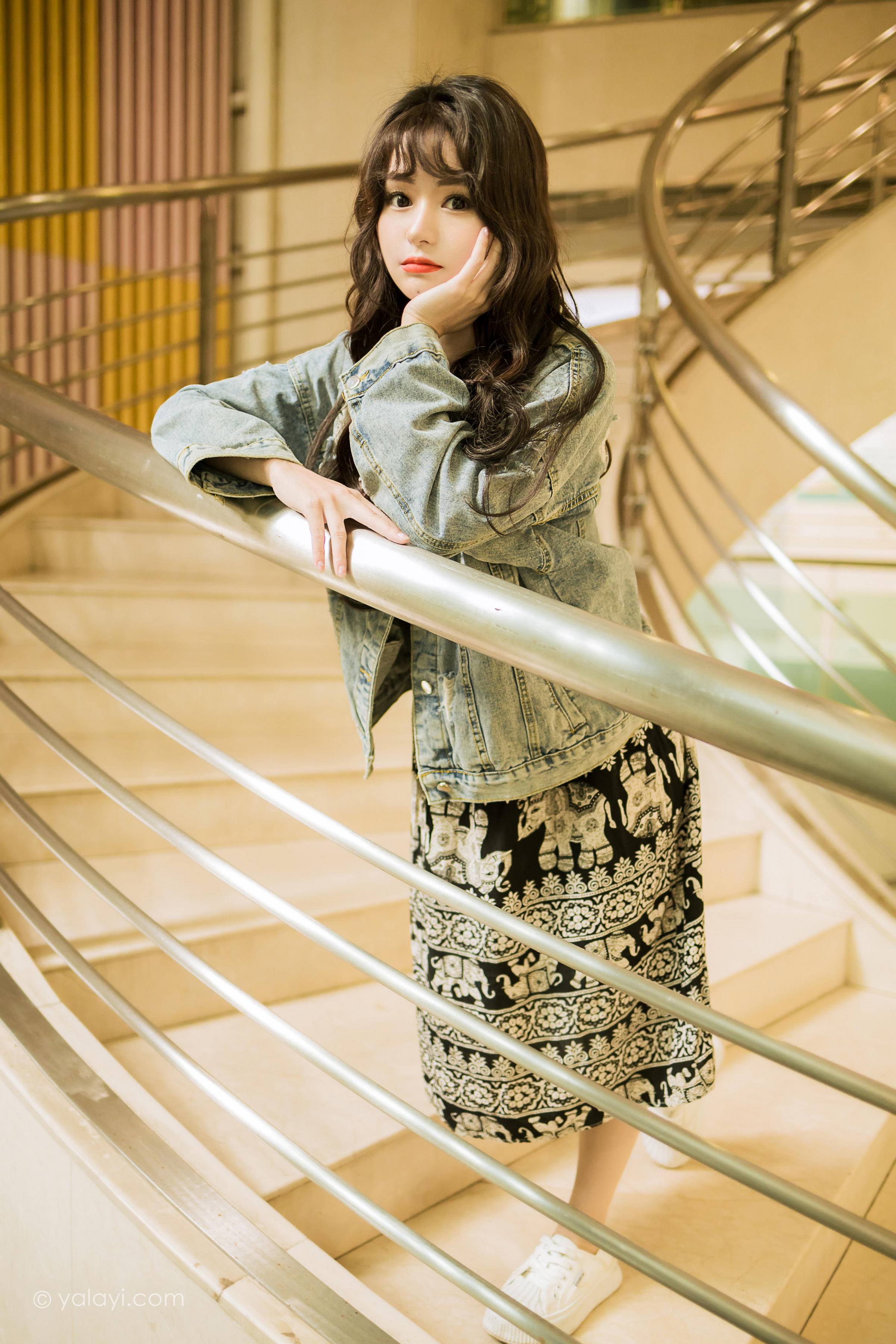 [YALAYI雅拉伊]2023.06.09 小巷听风 小亭 灰色牛仔外套加黑色蕾丝连衣裙清纯街拍写真集第6张