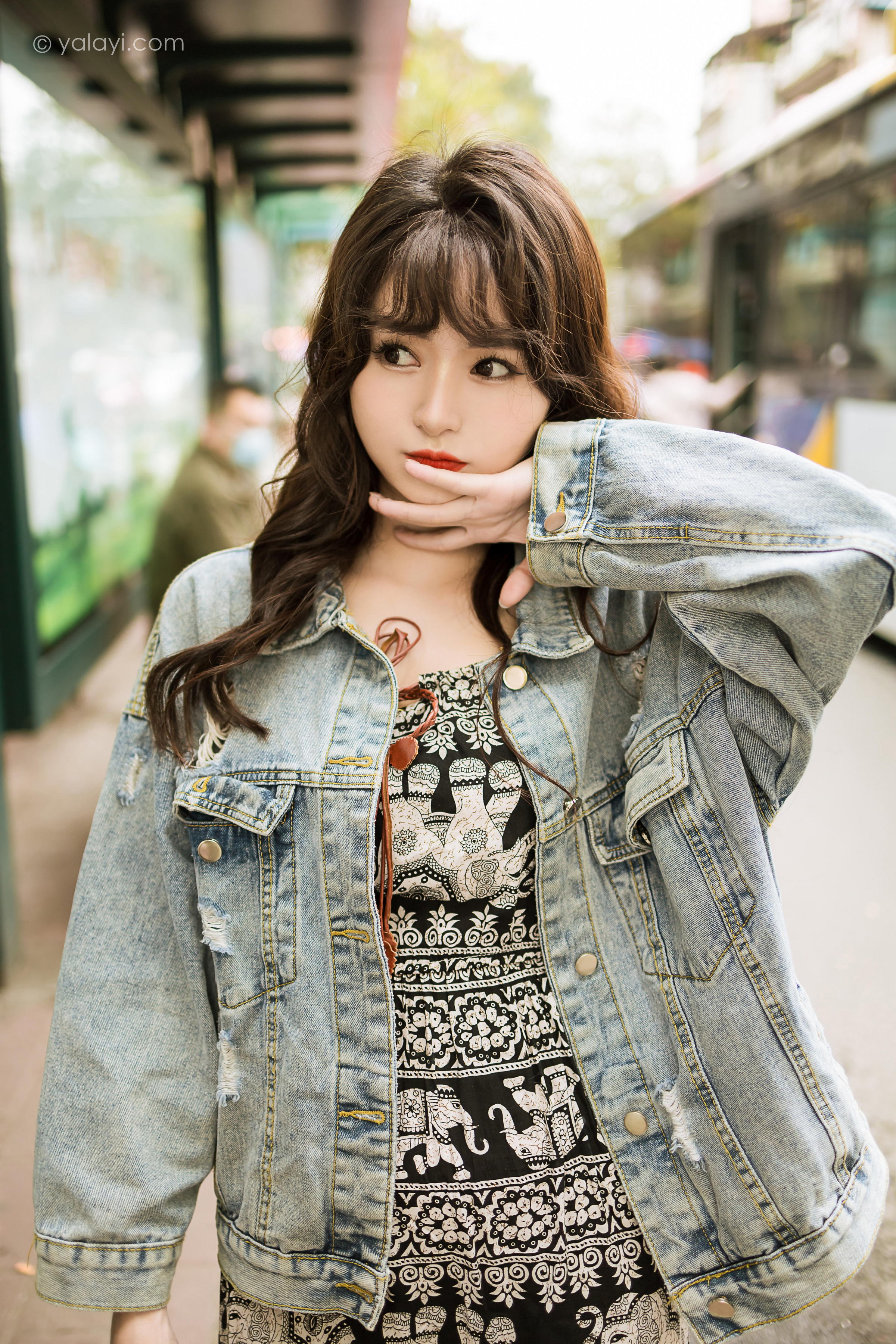 [YALAYI雅拉伊]2023.06.09 小巷听风 小亭 灰色牛仔外套加黑色蕾丝连衣裙清纯街拍写真集第10张