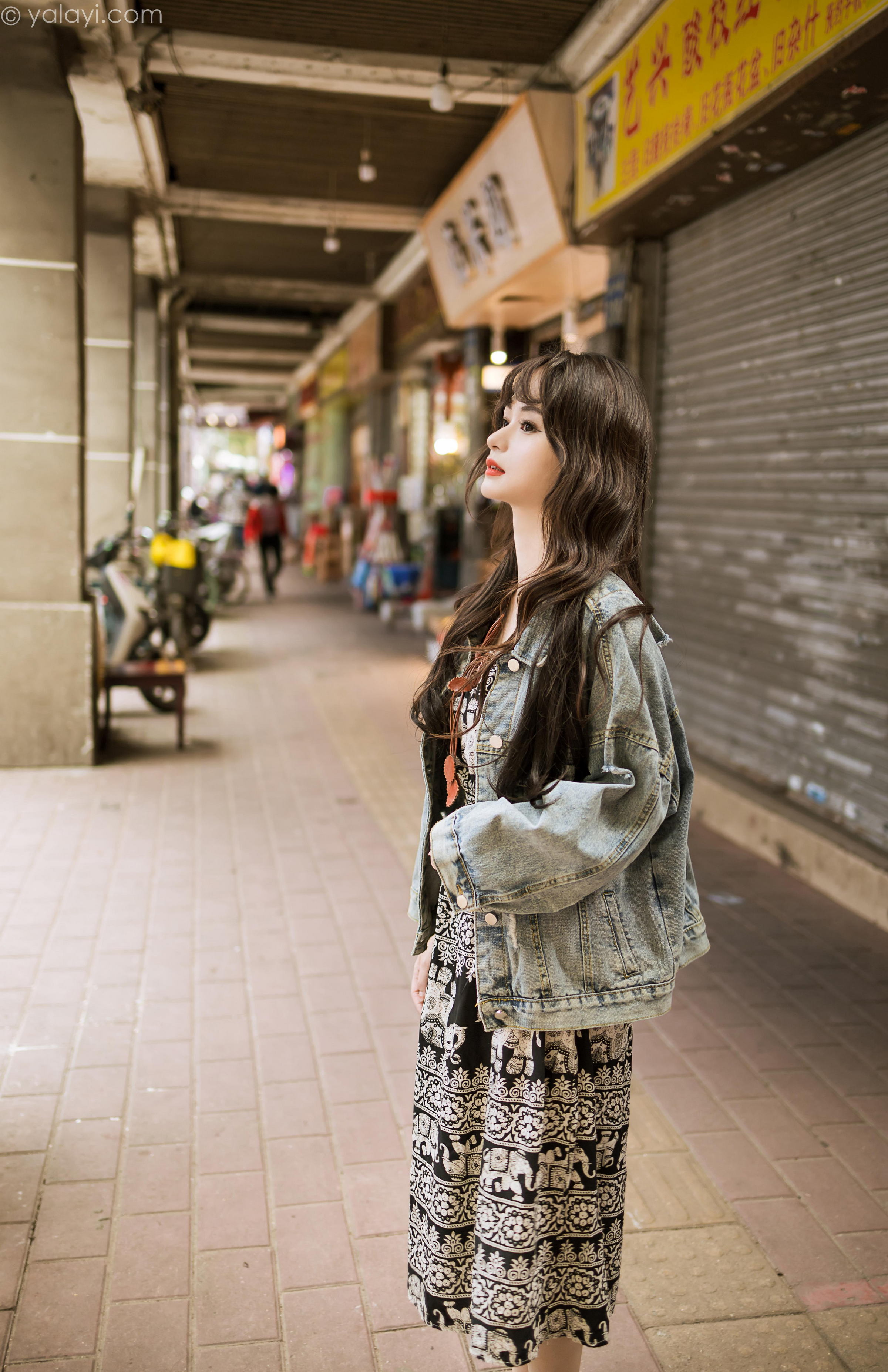 [YALAYI雅拉伊]2023.06.09 小巷听风 小亭 灰色牛仔外套加黑色蕾丝连衣裙清纯街拍写真集第11张
