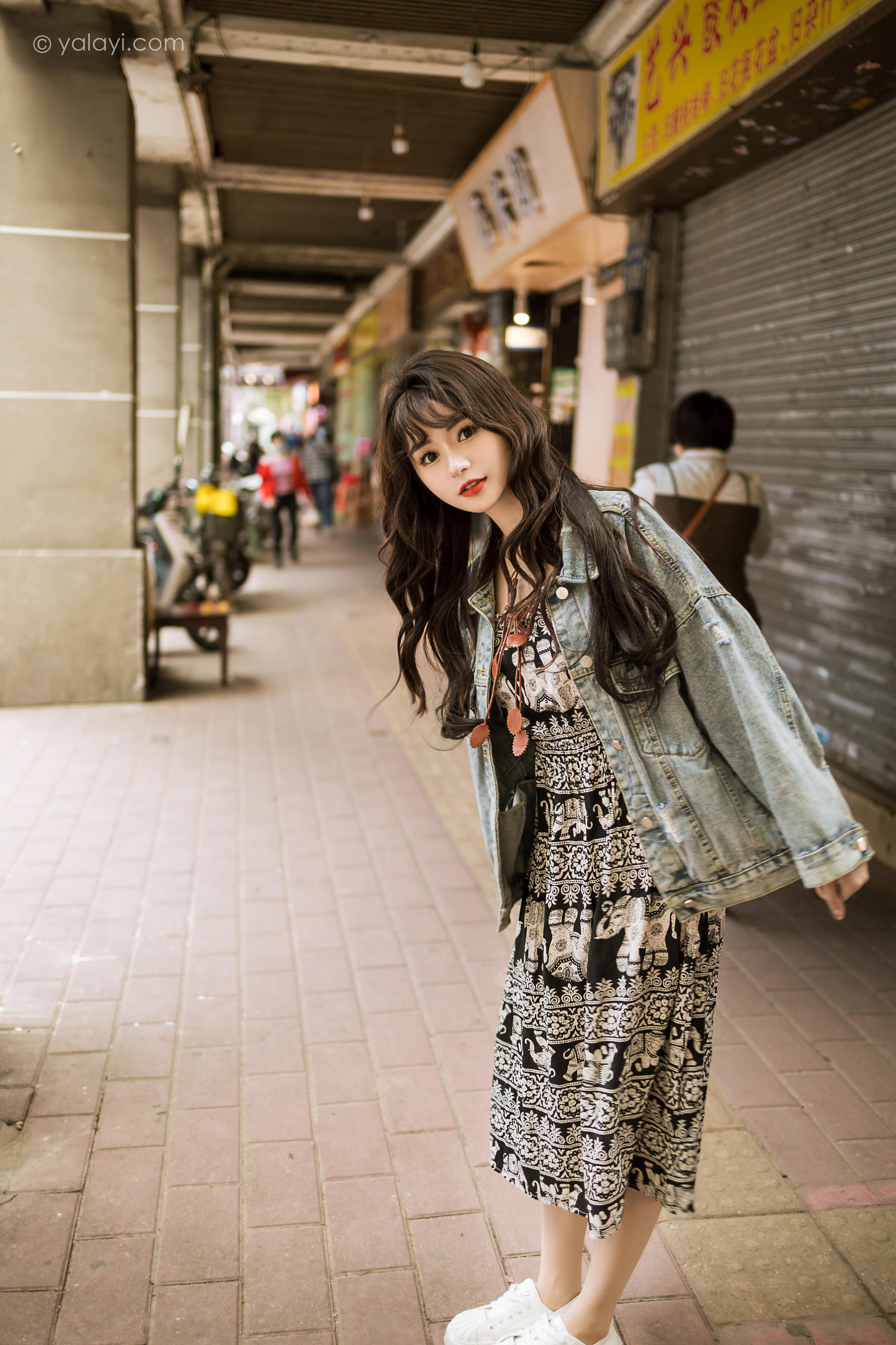 [YALAYI雅拉伊]2023.06.09 小巷听风 小亭 灰色牛仔外套加黑色蕾丝连衣裙清纯街拍写真集第12张