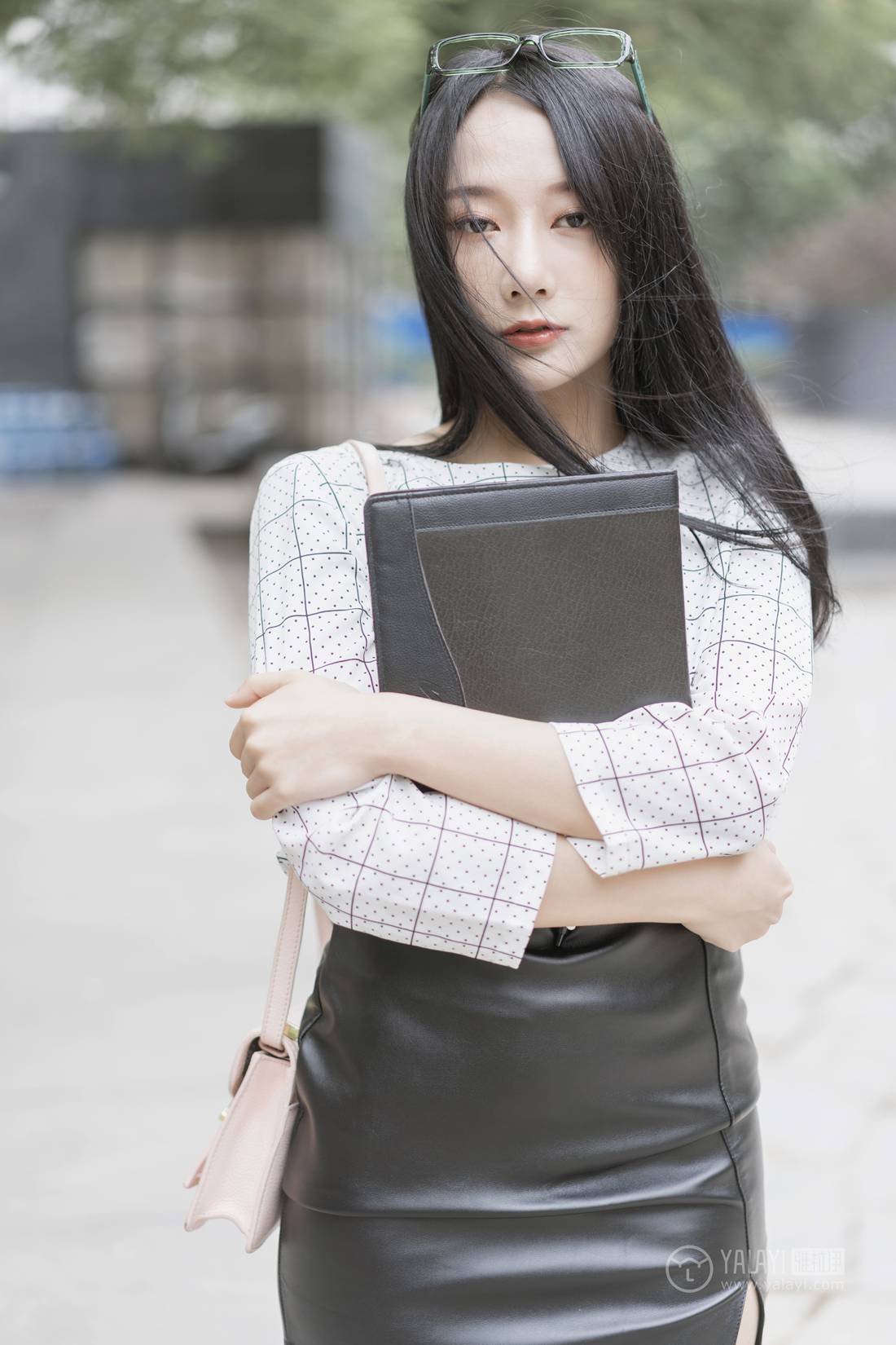 [YALAYI雅拉伊] 2019.06.28 No.322 何嘉颖《女白领的私生活1》在现浏览第4张