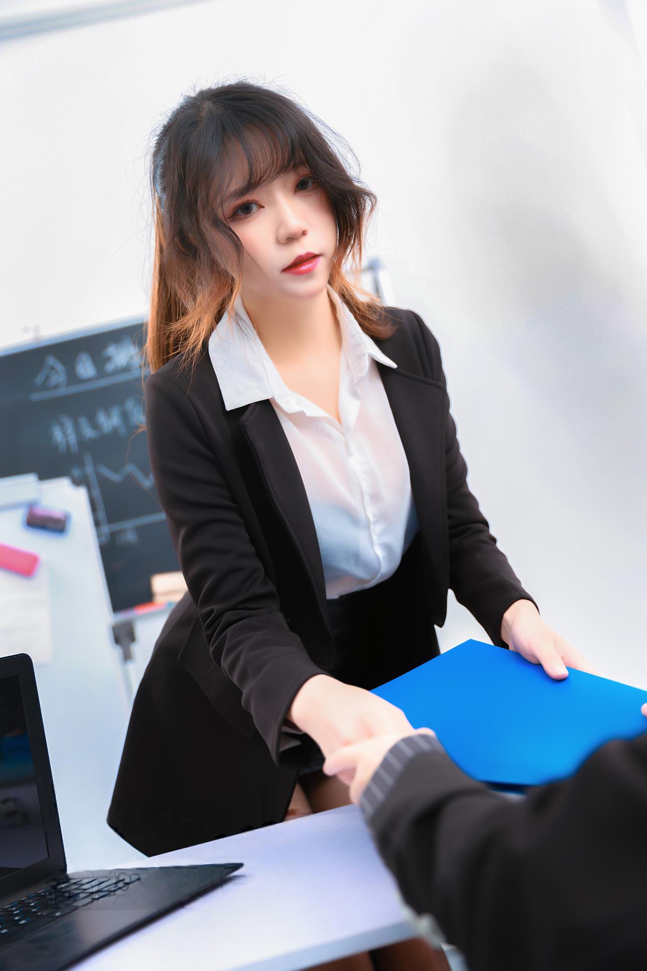 梓未  私蜜助理[16P]第1张